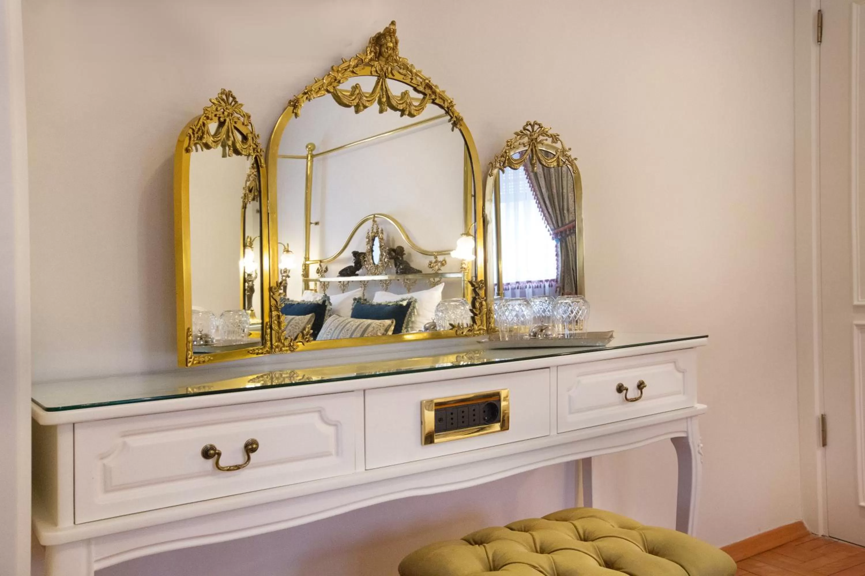 Decorative detail in Valide Sultan Konagi