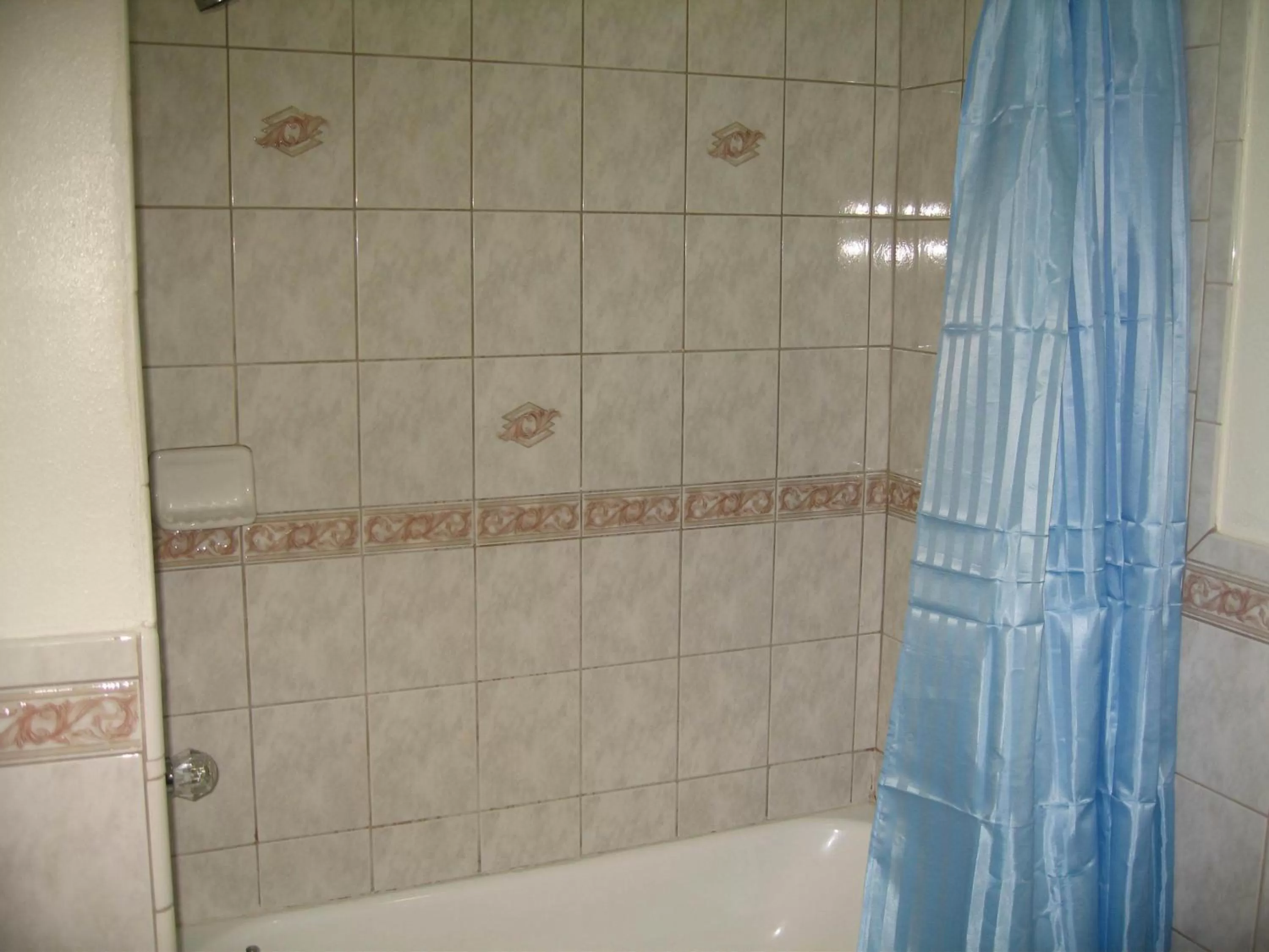 Bathroom in Royal Inn Motel Long Beach