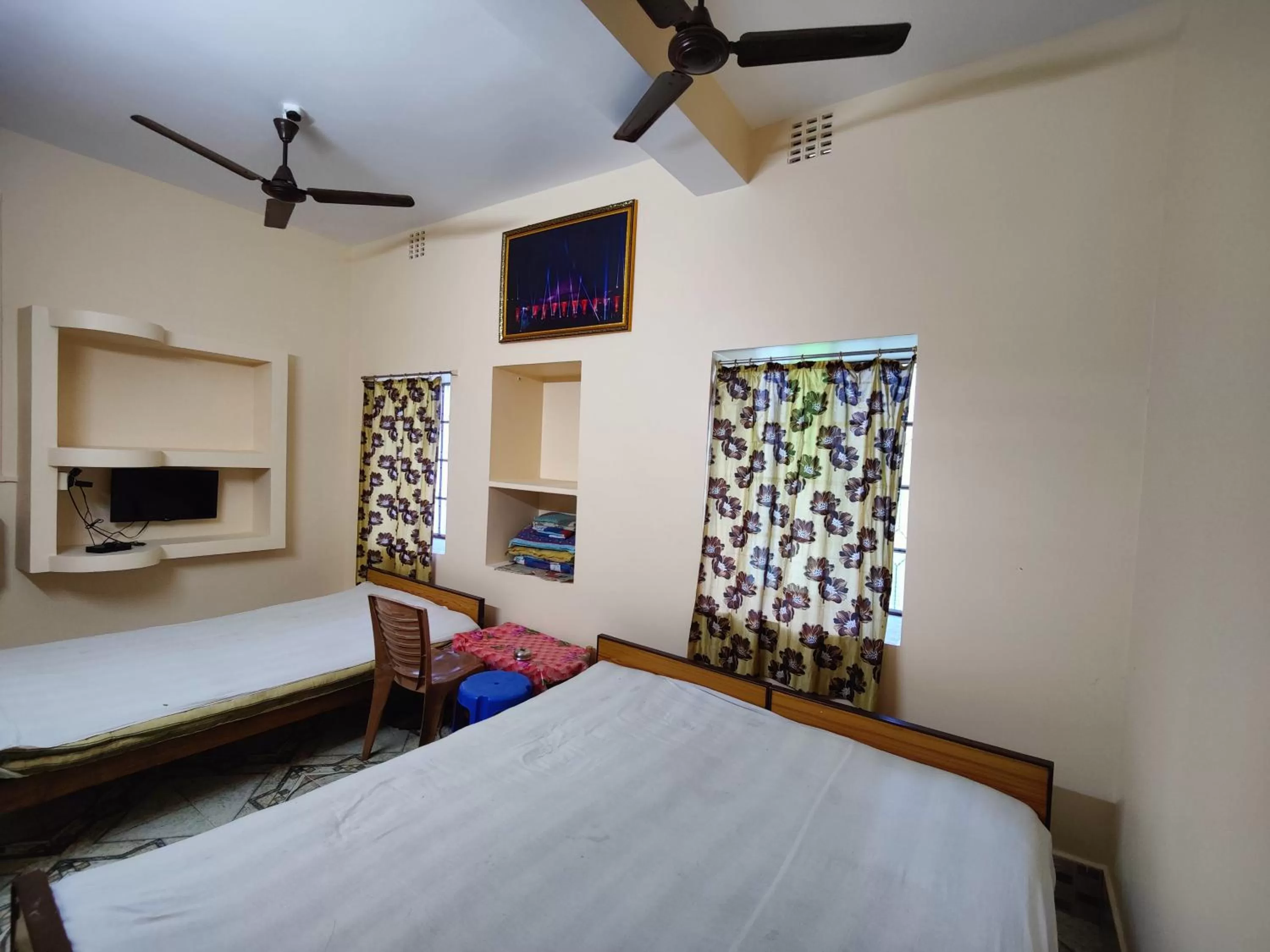 Photo of the whole room, Bed in Monalisa Lodge