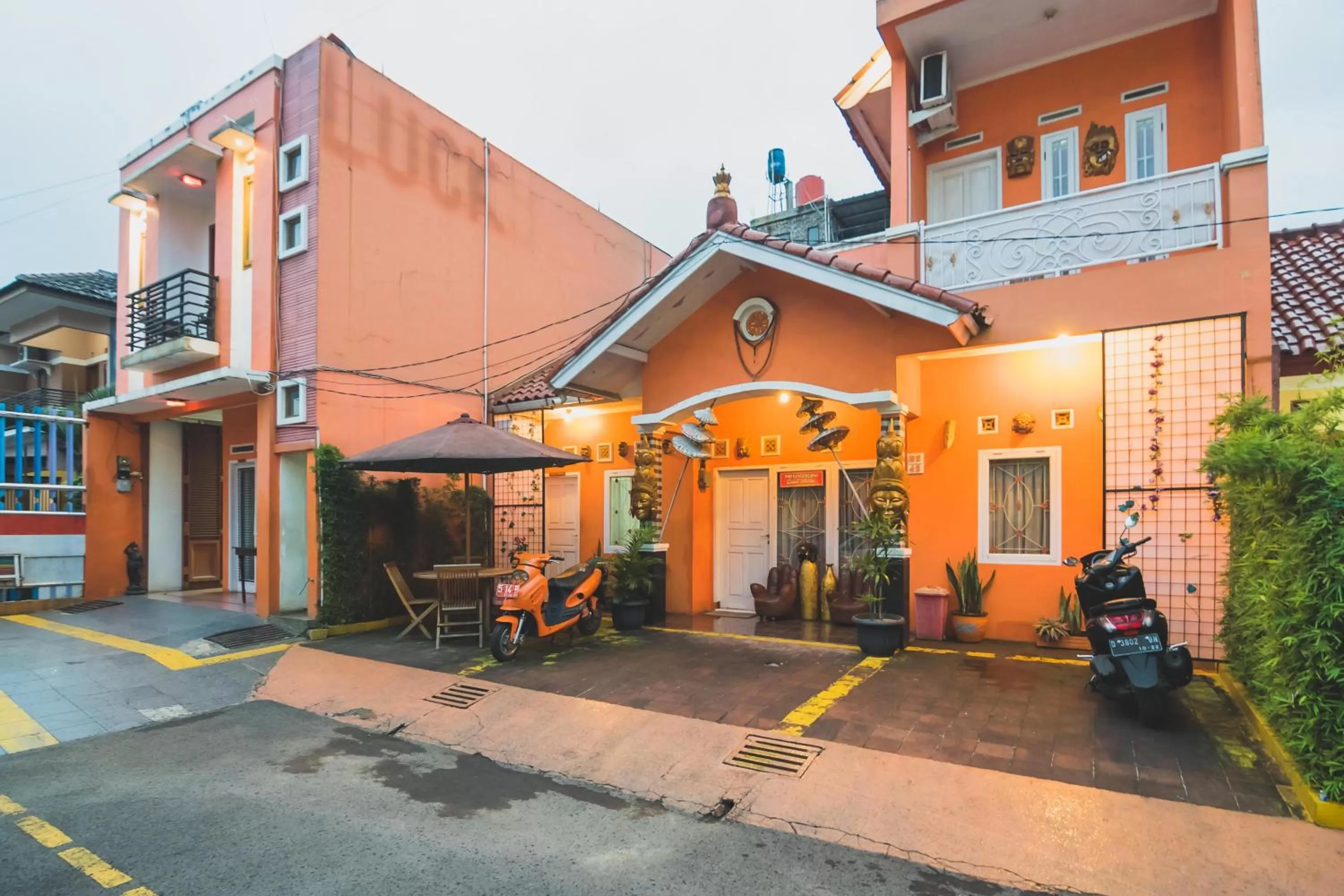 Property building in RedDoorz Syariah near Margahayu Raya