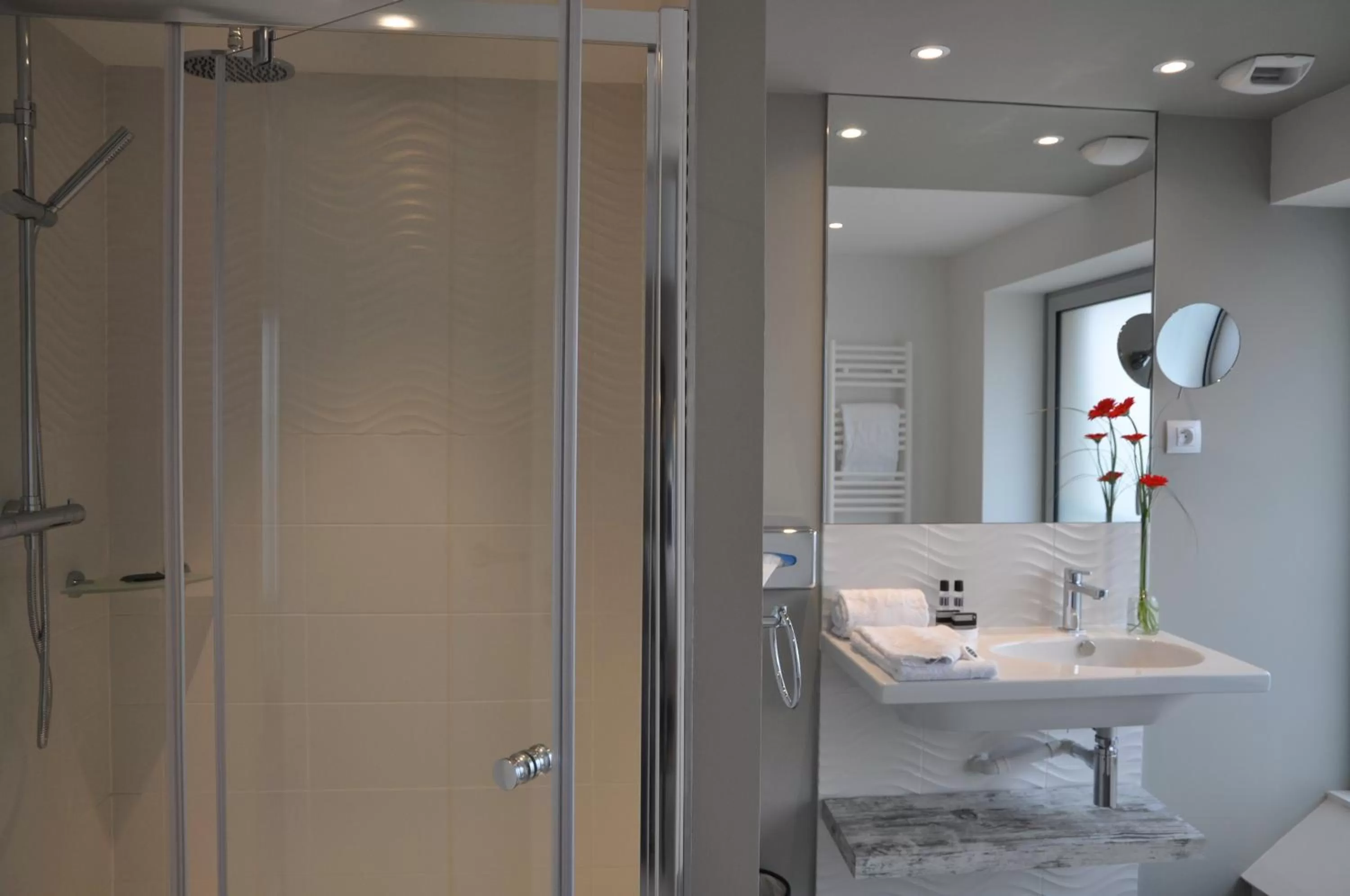 Bathroom in Les 3 Lieux - Hôtel, Restaurant, Espace sensoriel