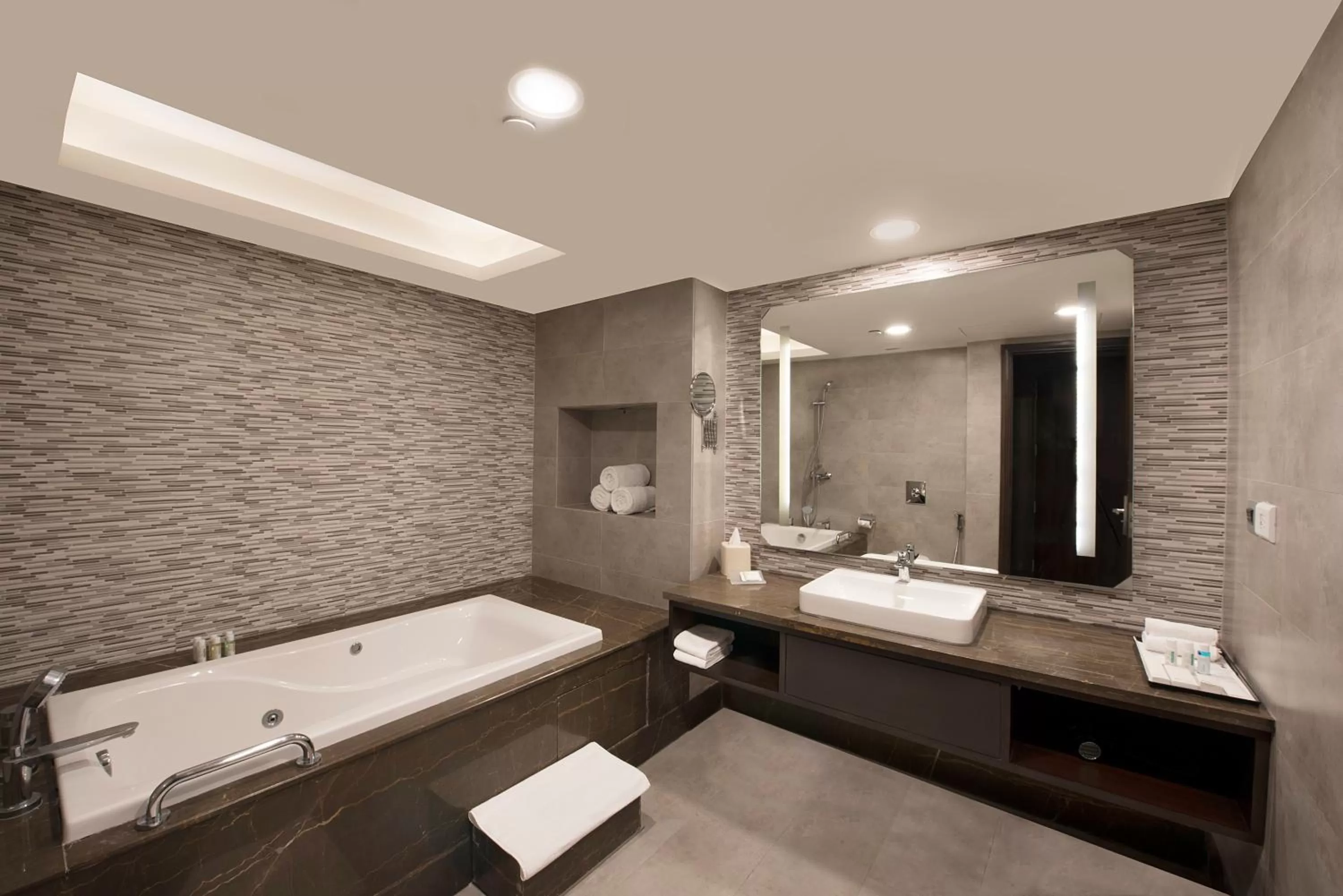 Bathroom, Bed in Hilton Garden Inn New Delhi/Saket