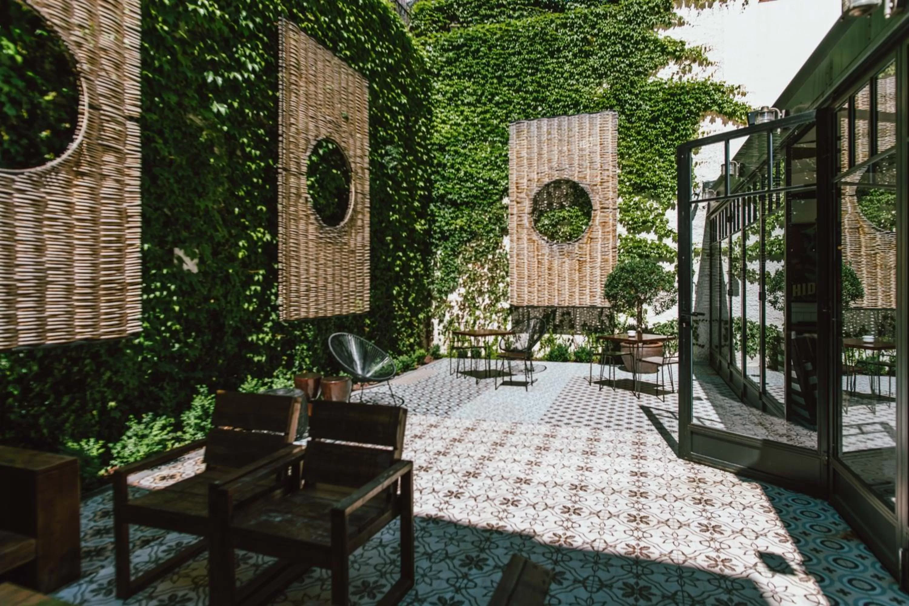 Patio in Praktik Vinoteca