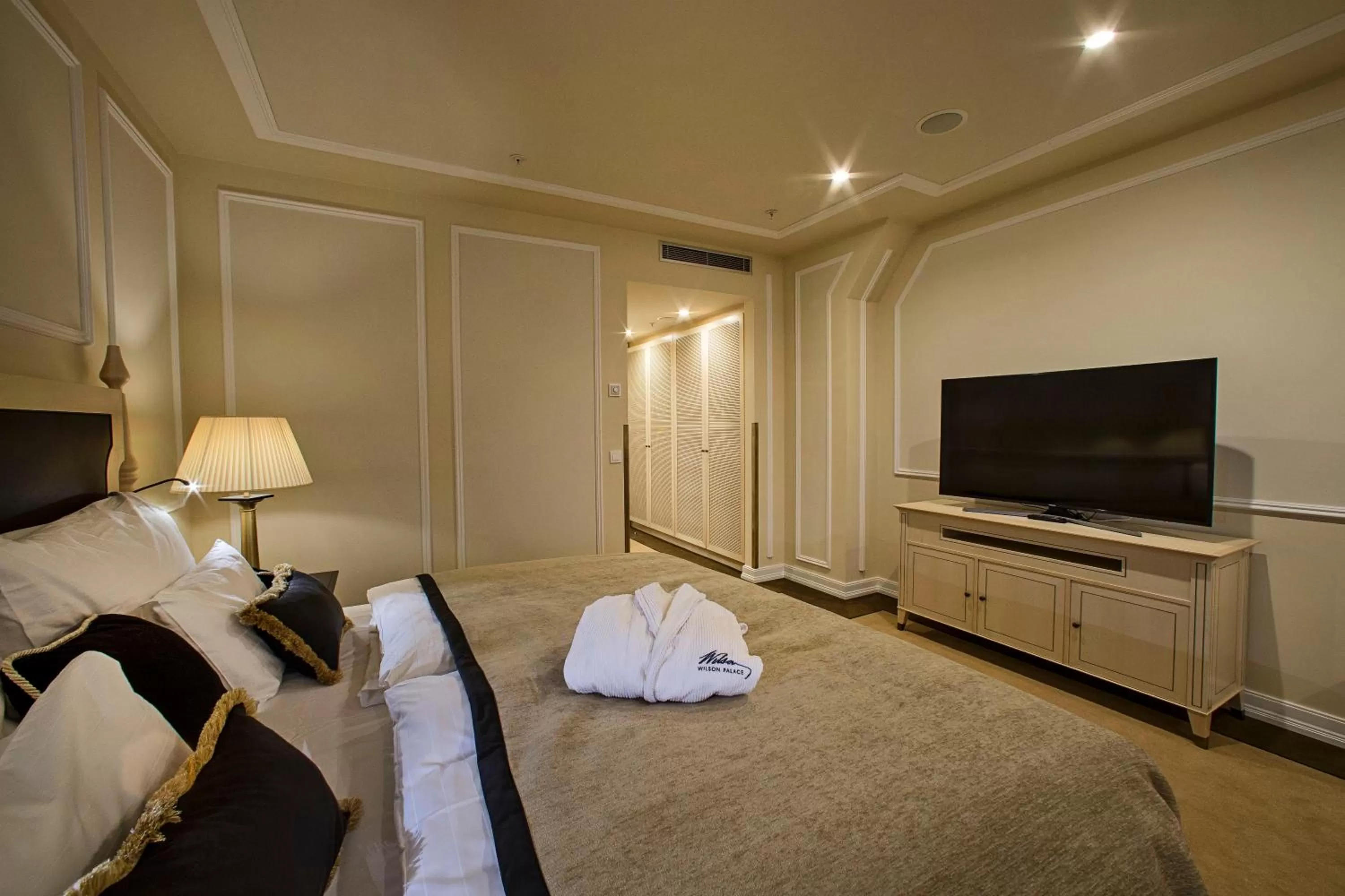 TV and multimedia, Bed in Wilson Palace by LOFT