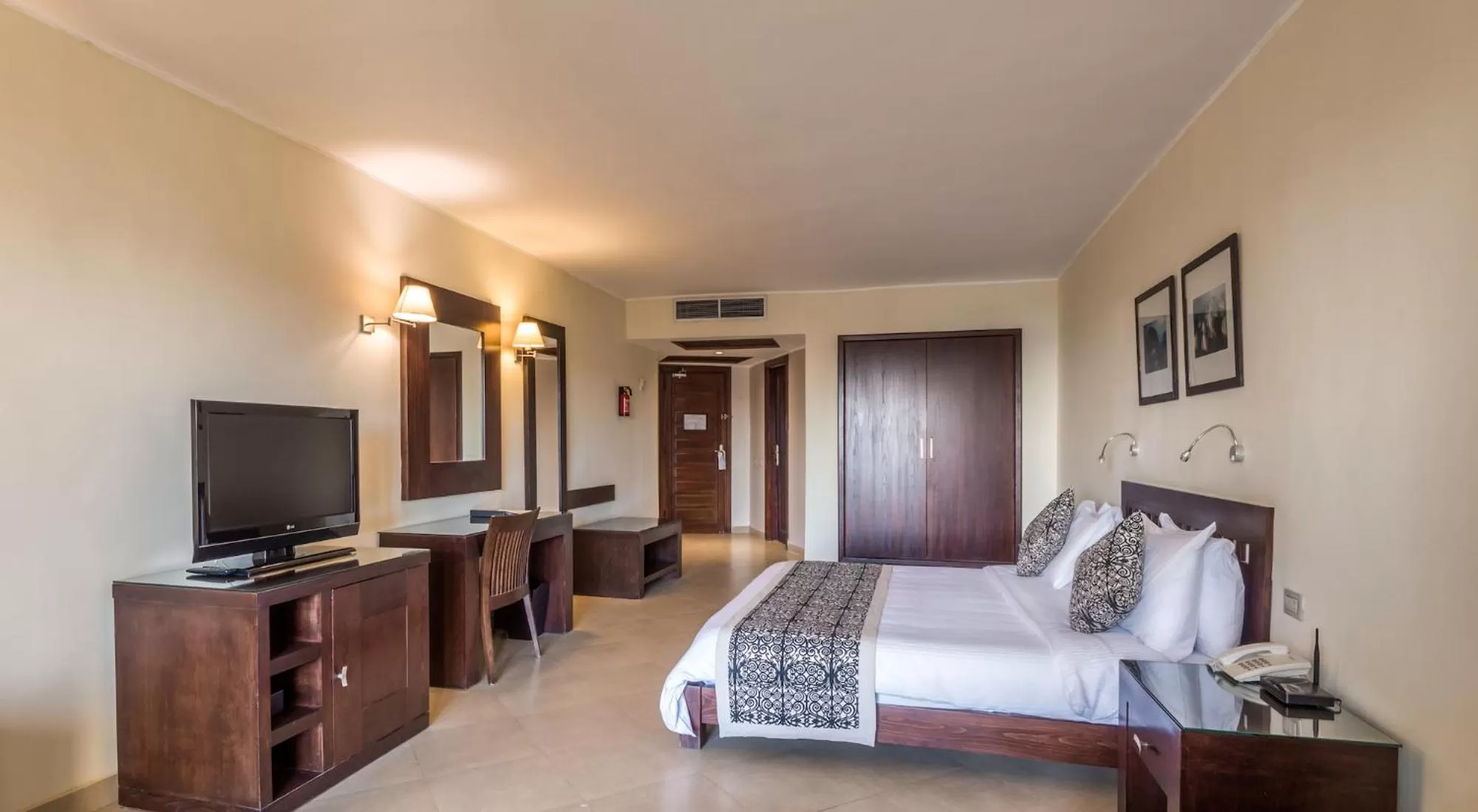 TV and multimedia, Bed in Fort Arabesque Resort, Spa & Villas