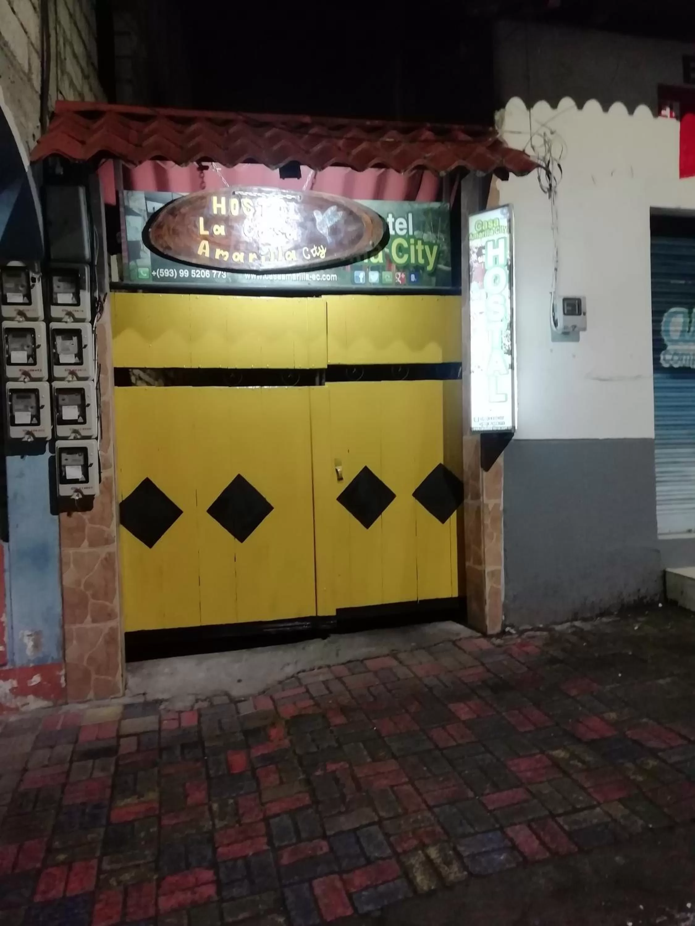 Property building in Hostal La Casa Amarilla City