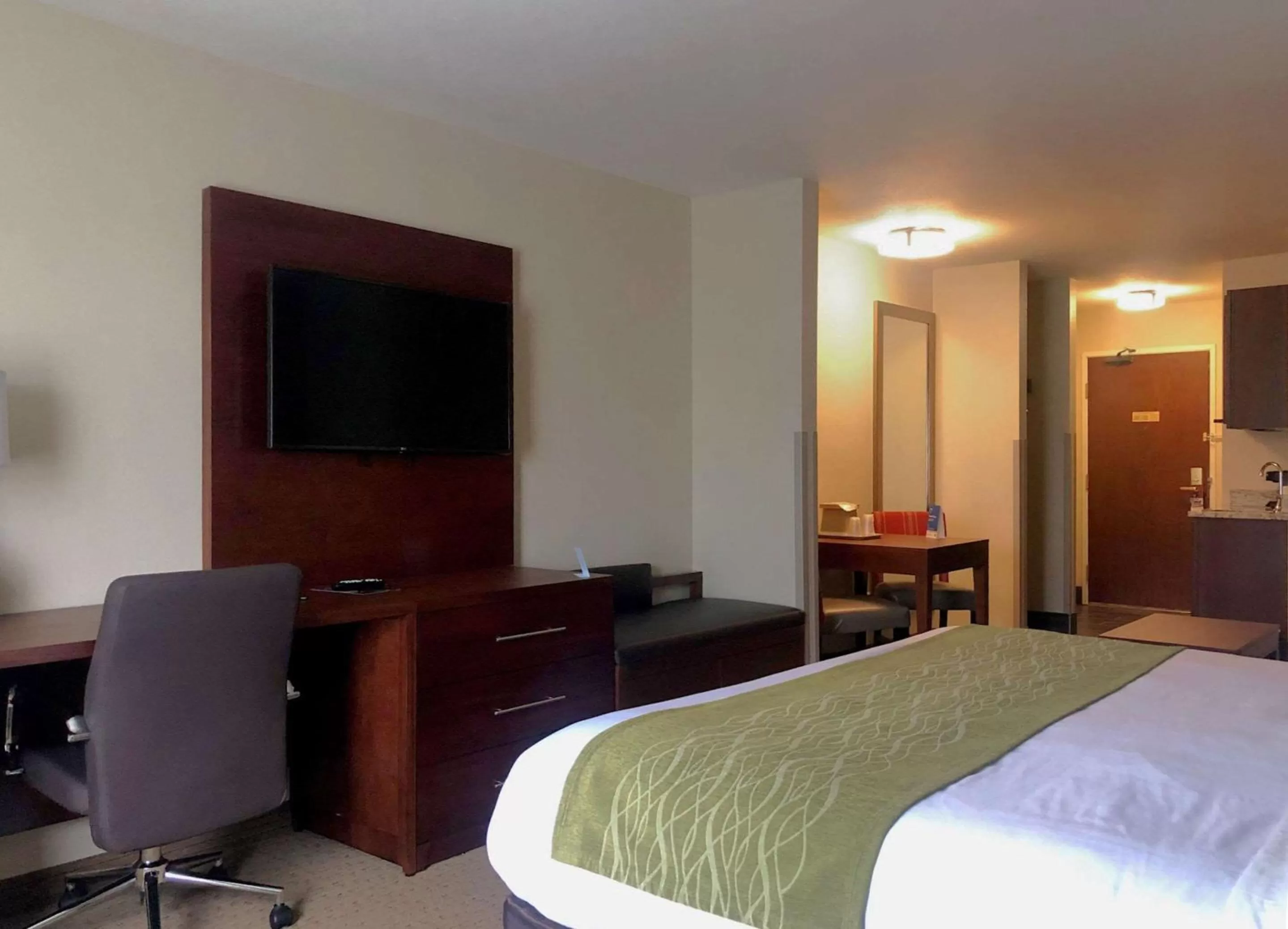 Photo of the whole room, Bed in Comfort Inn & Suites