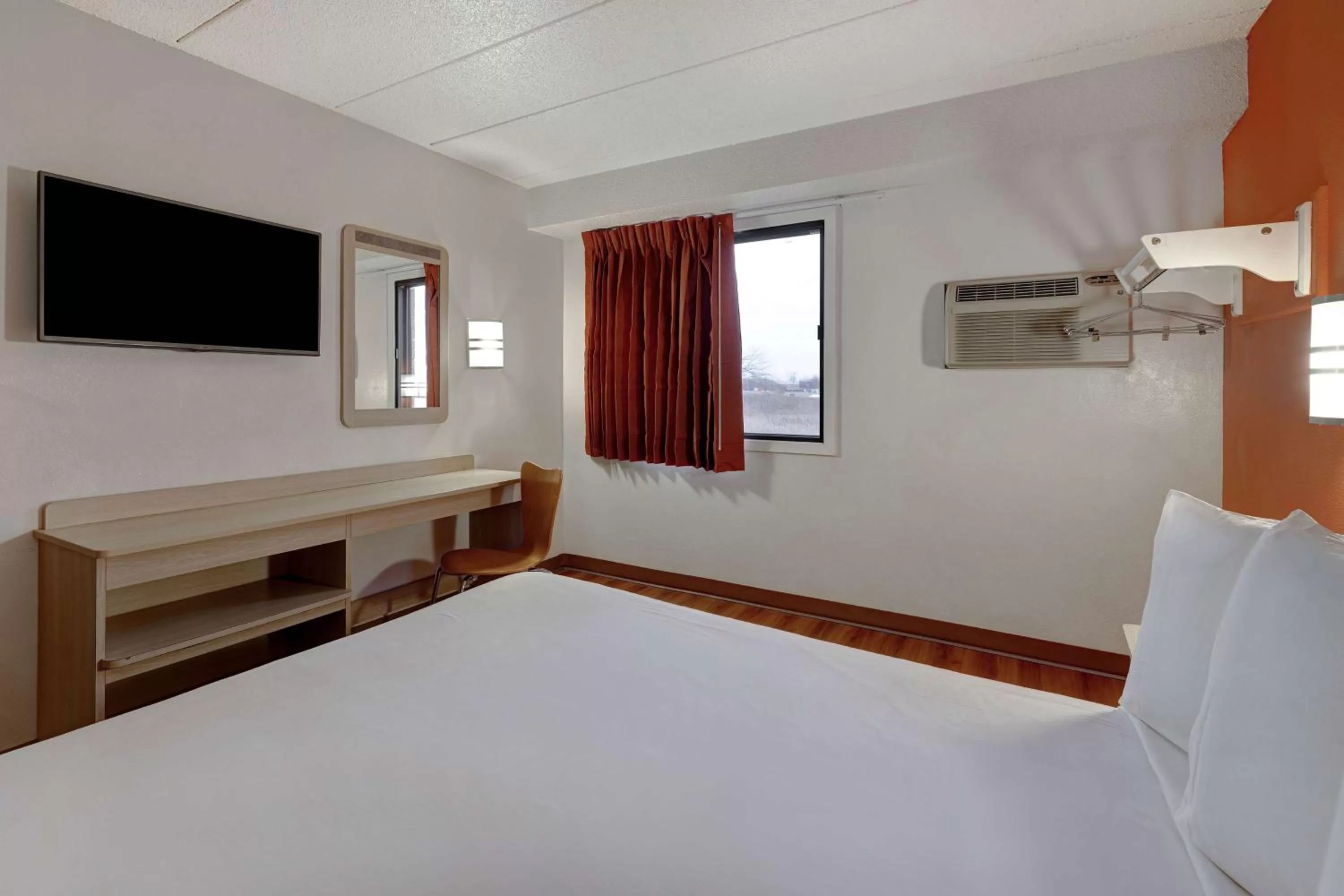 Bedroom, Bed in Motel 6-Lakeville, MN - South - Lakeville