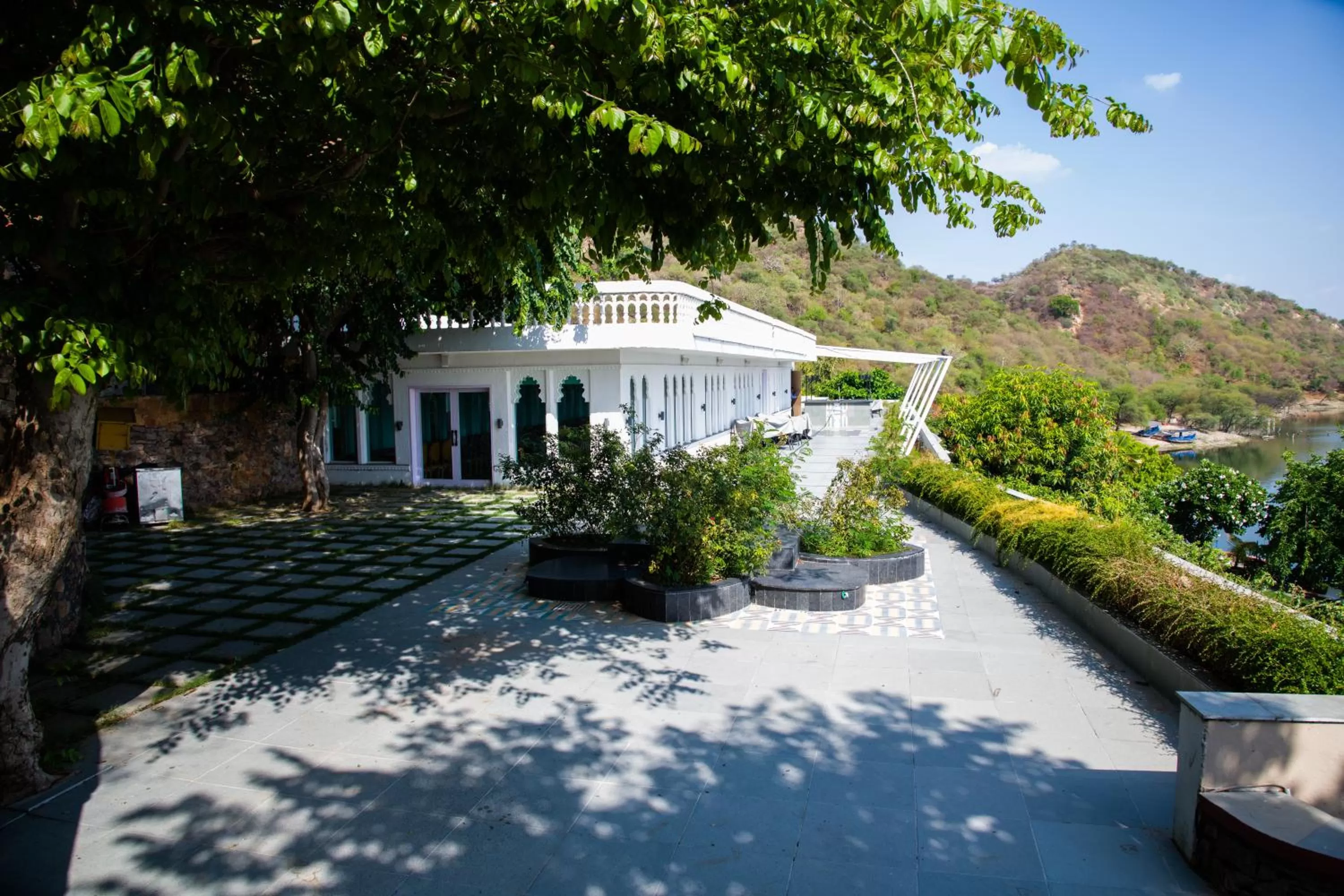 Restaurant/places to eat in Jaisamand Island Resort