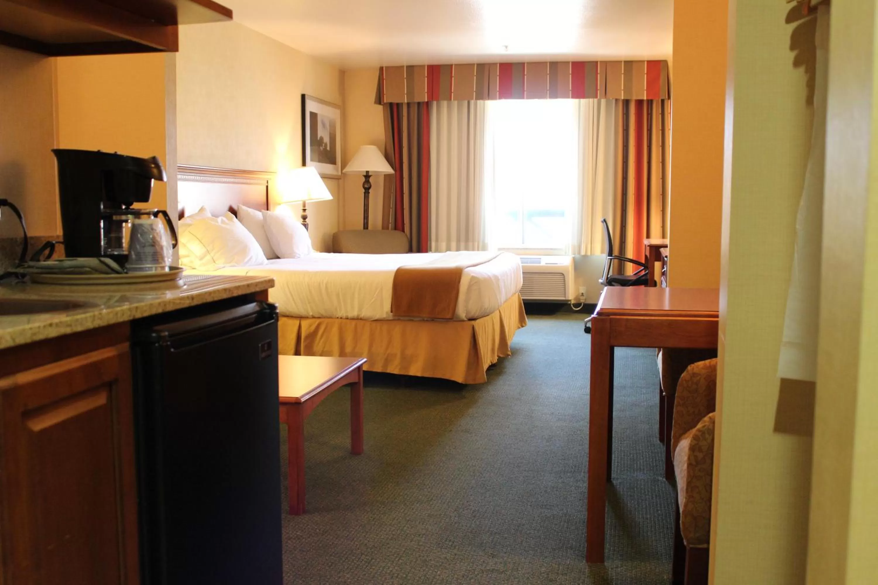 Bed in Holiday Inn Express Tehachapi by IHG