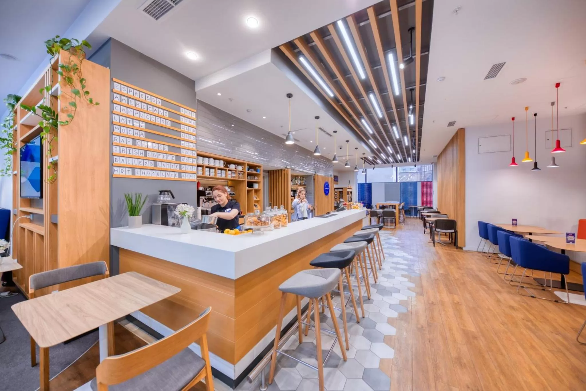 Lounge or bar in Holiday Inn Express - Yerevan by IHG