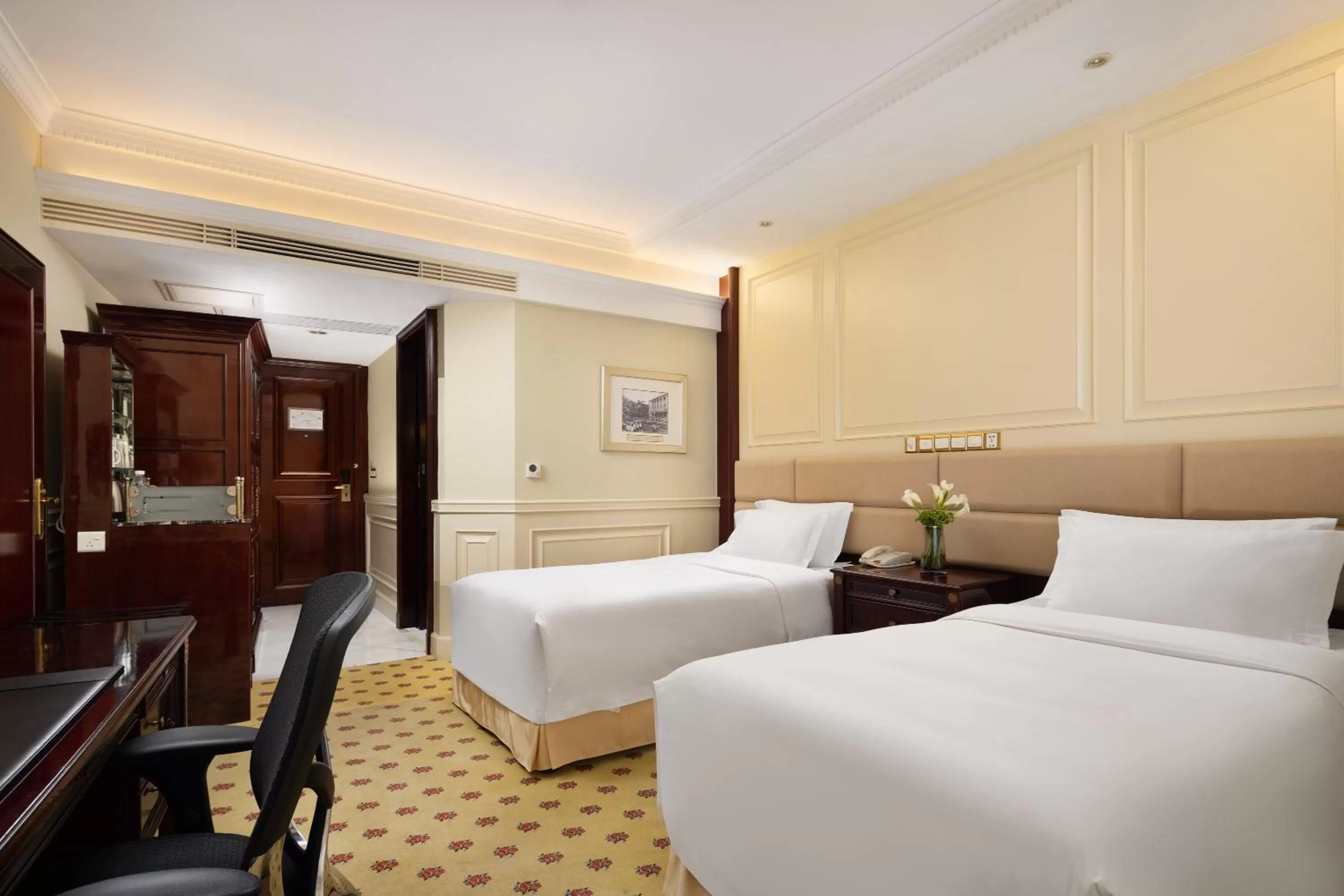 Photo of the whole room, Bed in Crowne Plaza Hotel & Suites Landmark Shenzhen, an IHG Hotel - Nearby Luohu Border, Indoor heated swimming pool, Receive RMB100 SPA coupon upon check-in