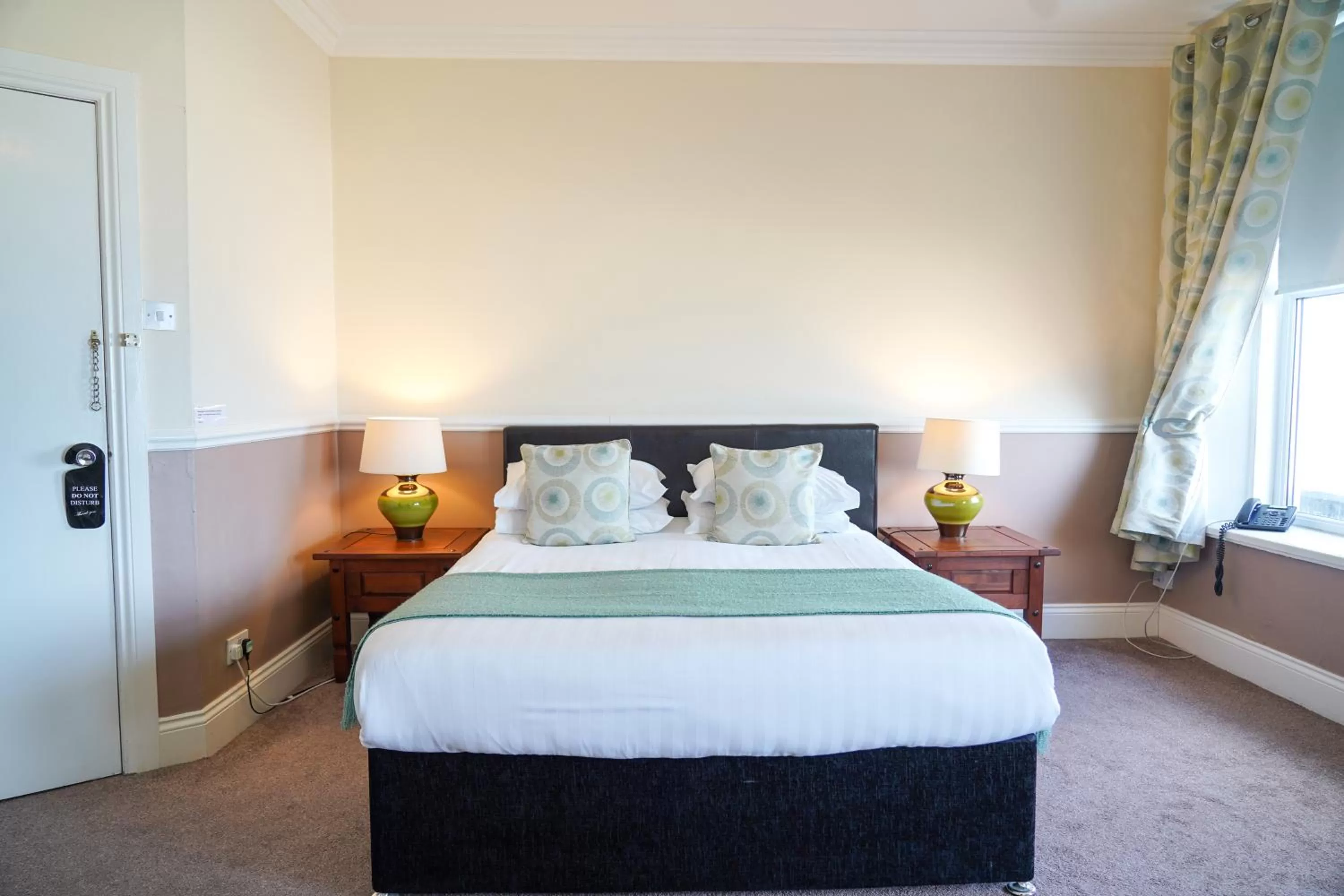 Photo of the whole room, Bed in The Royal Hotel