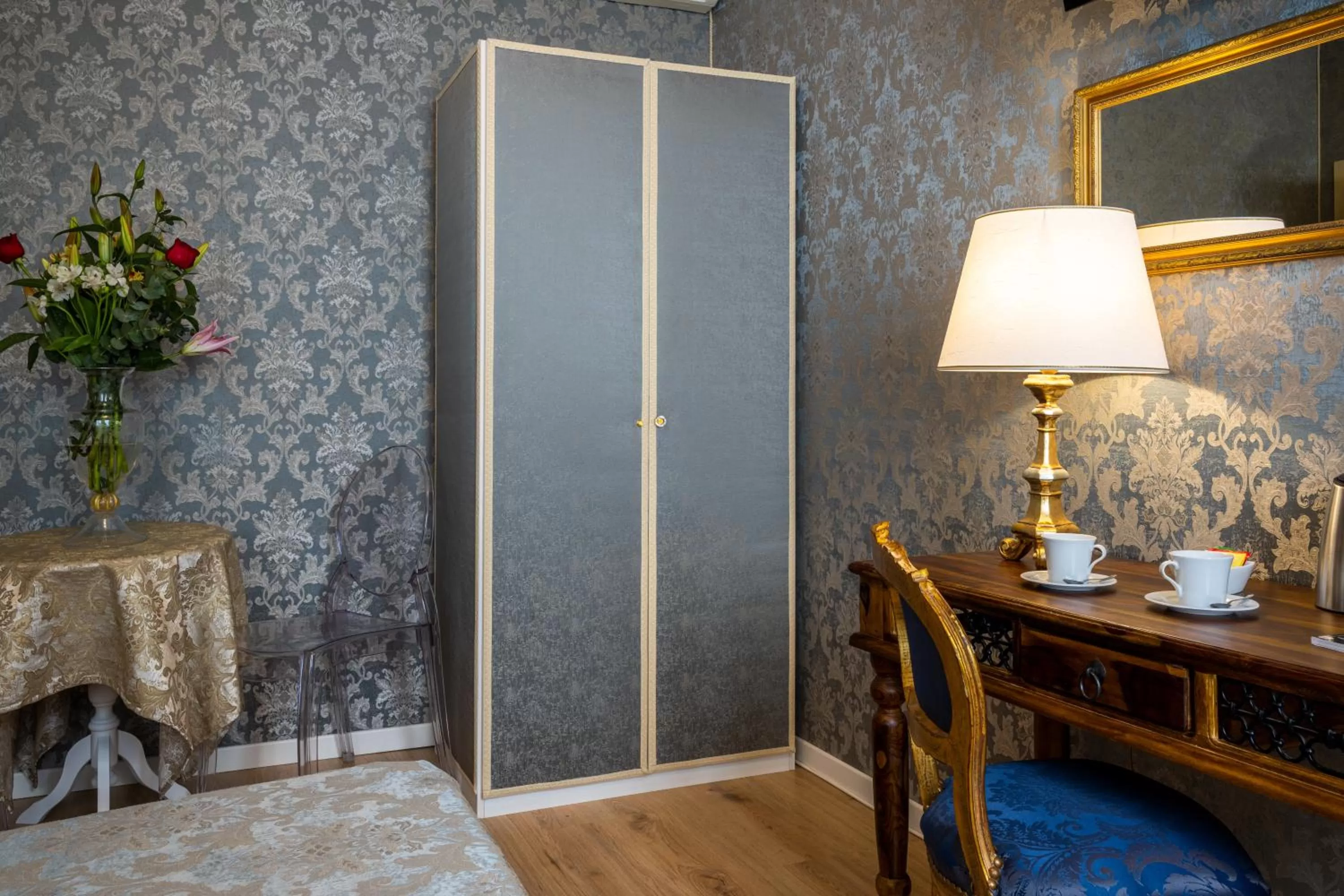 wardrobe in Hotel Apostoli Garden