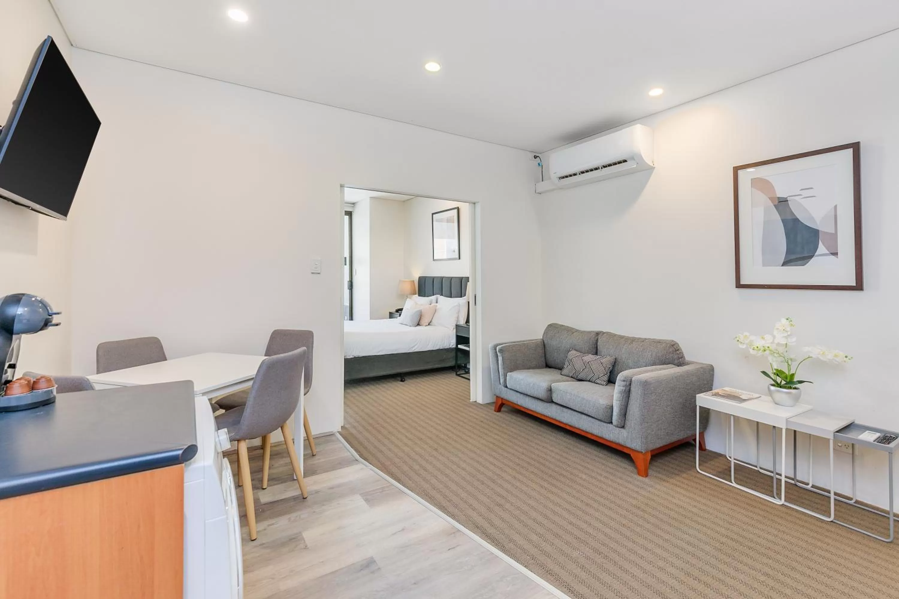 Kitchen or kitchenette, Bed in All Suites Perth