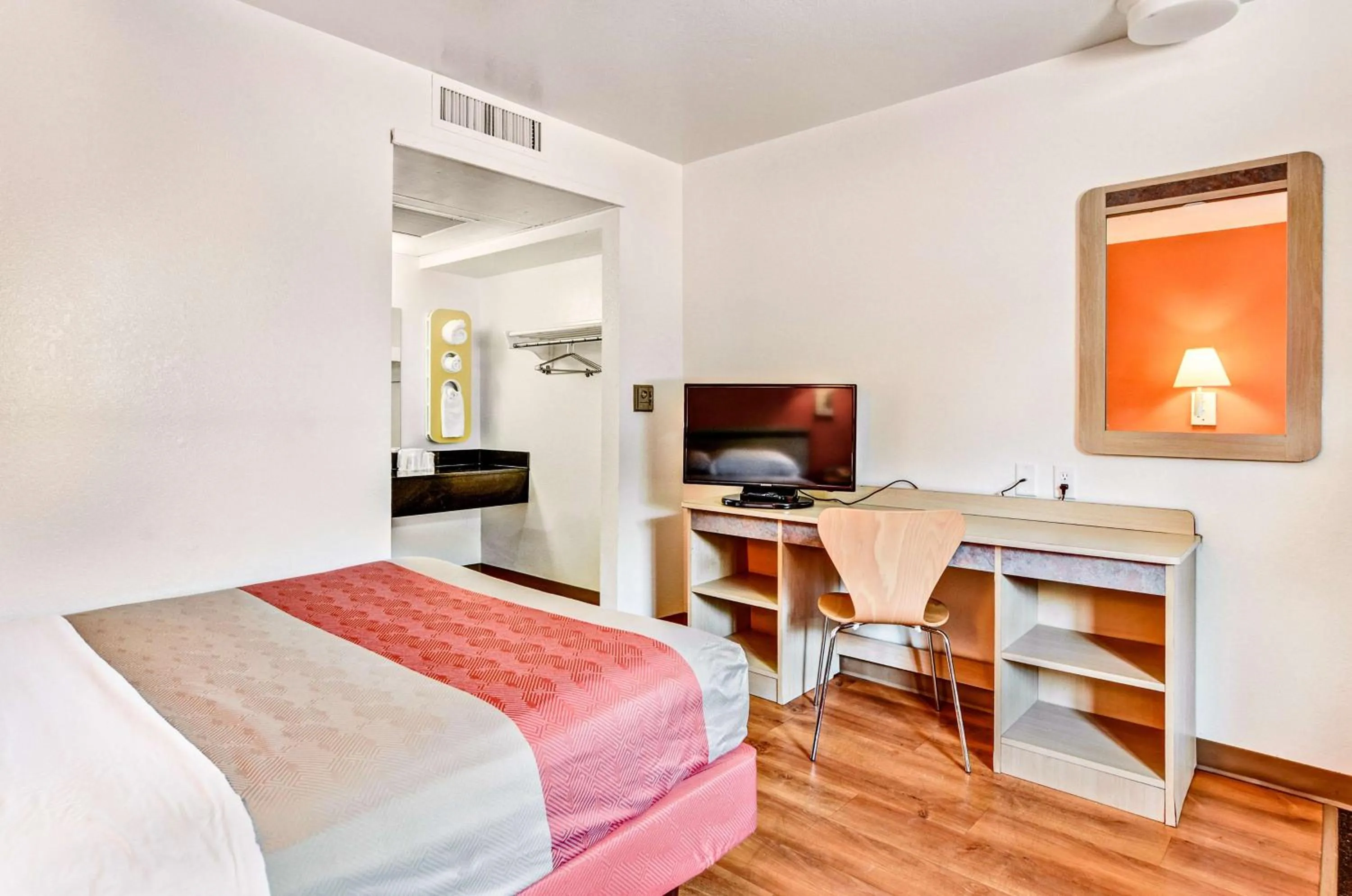 TV and multimedia, Bed in Motel 6-Pittsburgh, PA - Crafton