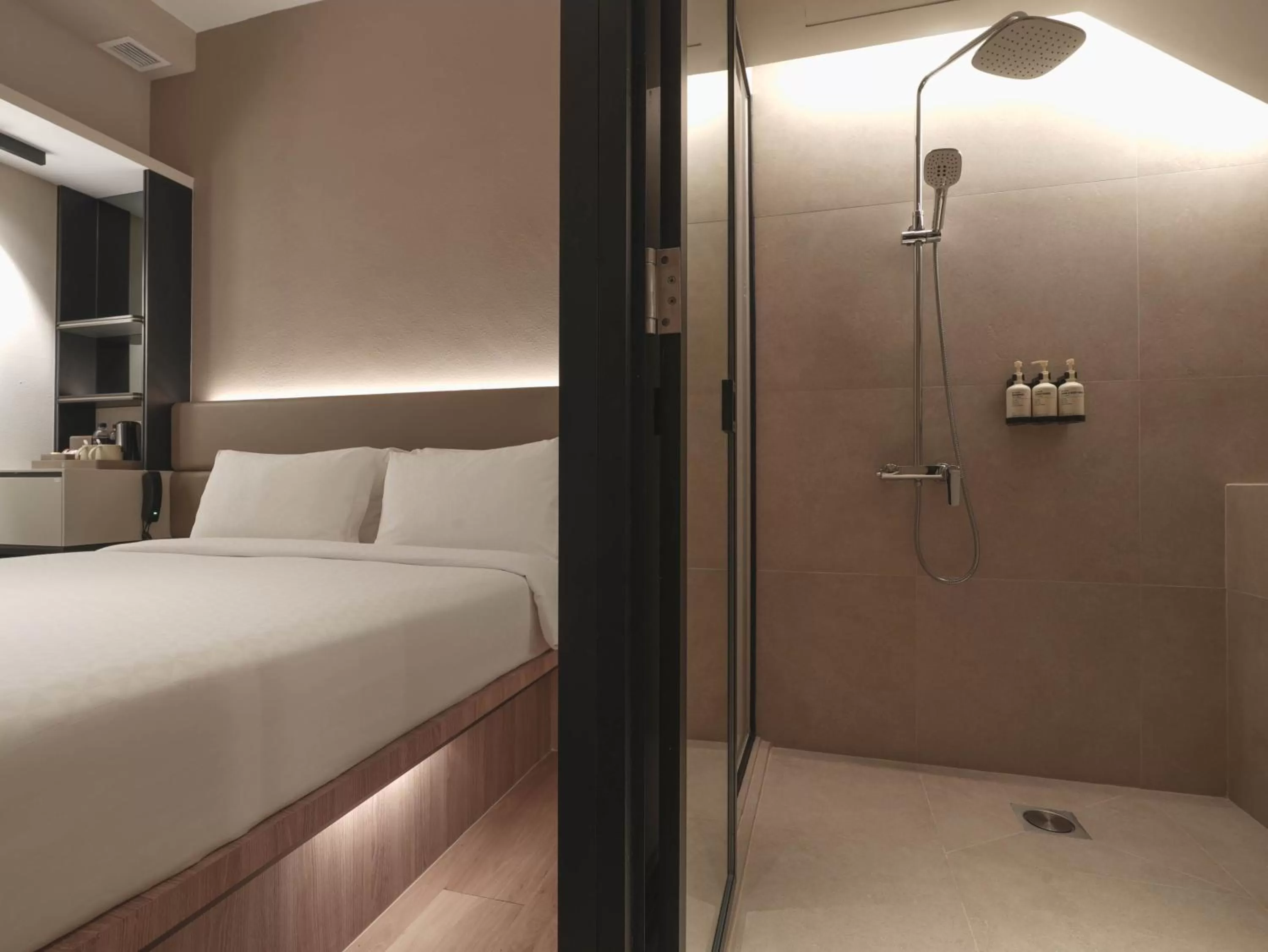 Shower, Bed in Hotel 1900 Chinatown