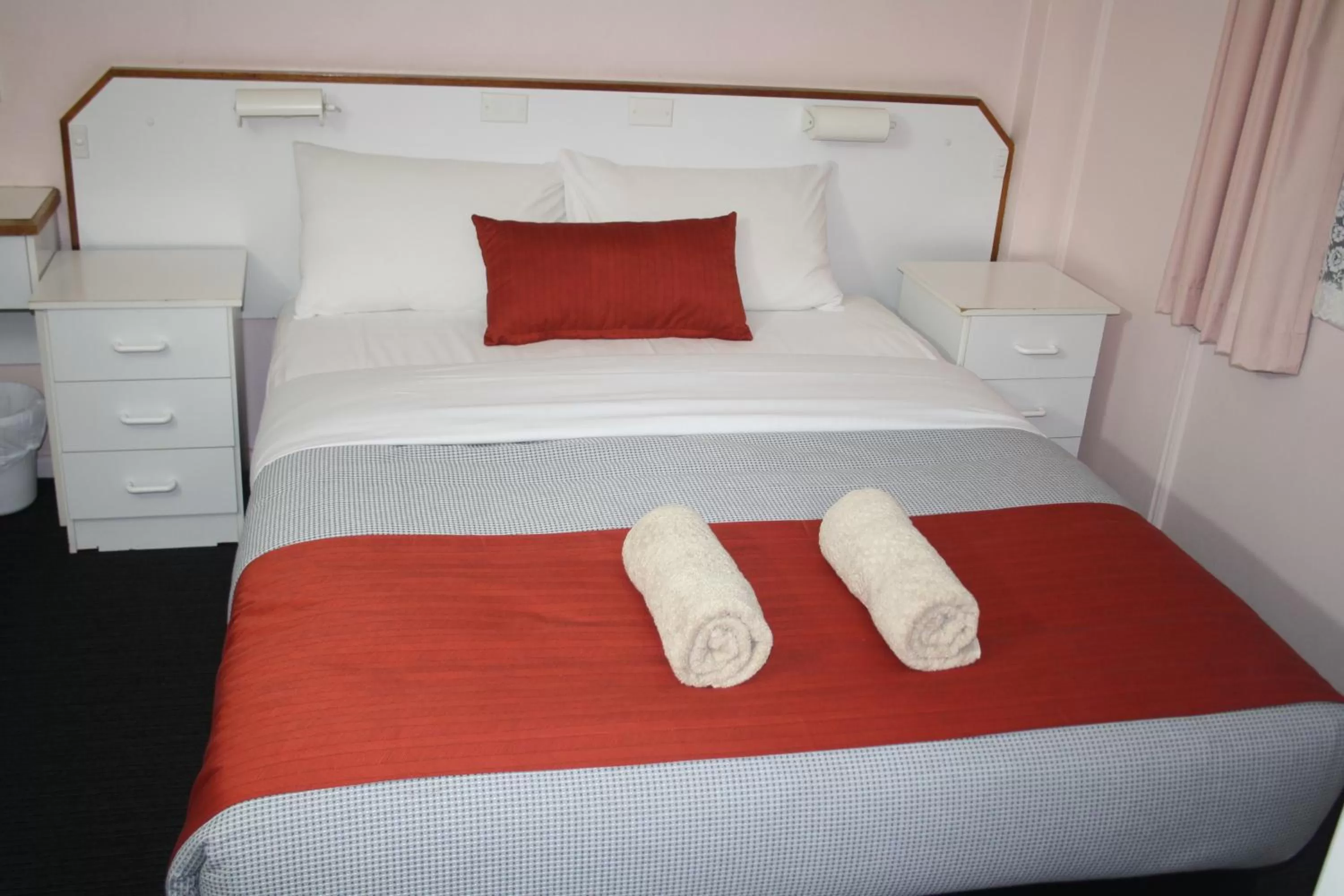 Bed in Bradman Motor Inn