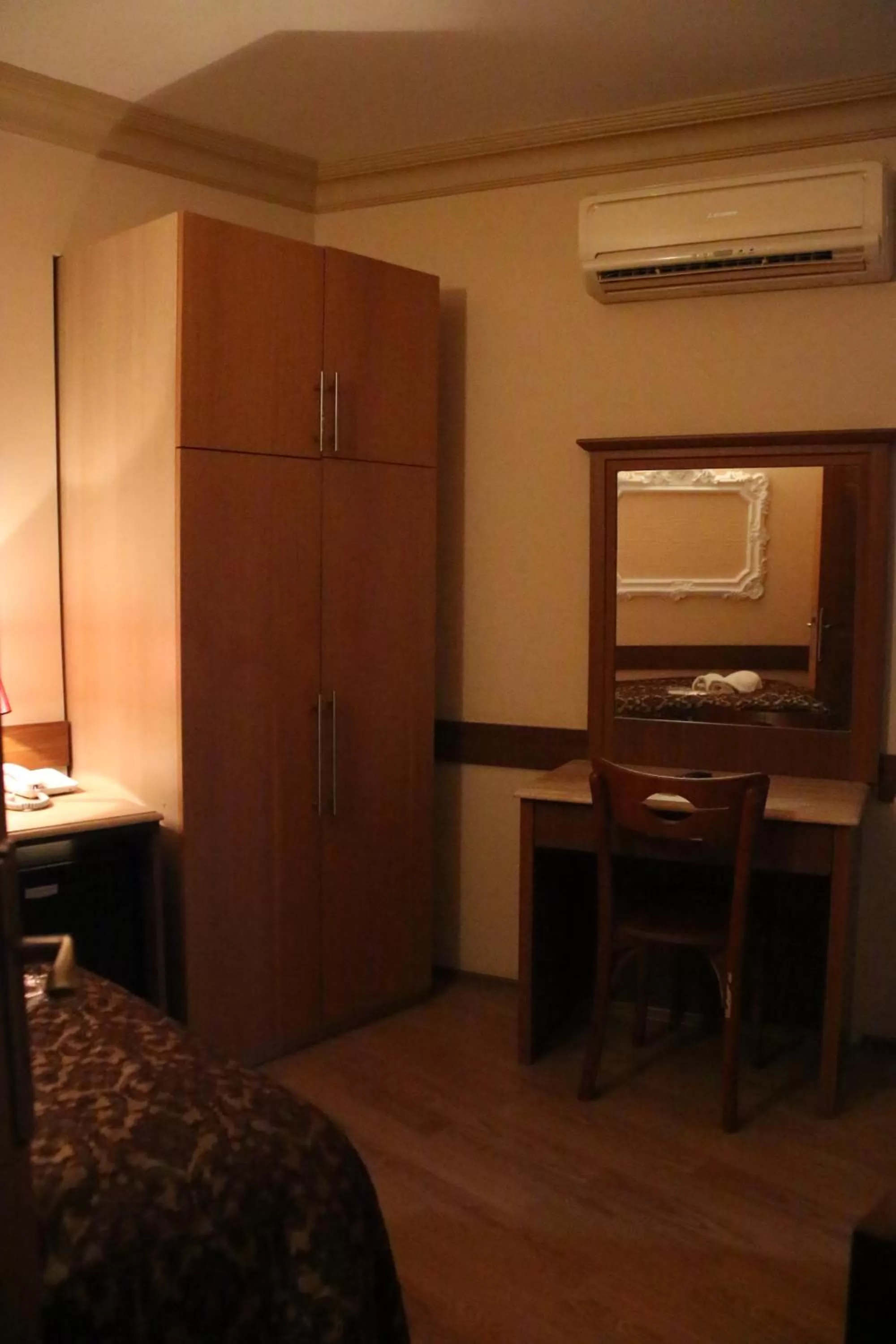 Bed, TV/Entertainment Center in Grand Peninsula Hotel