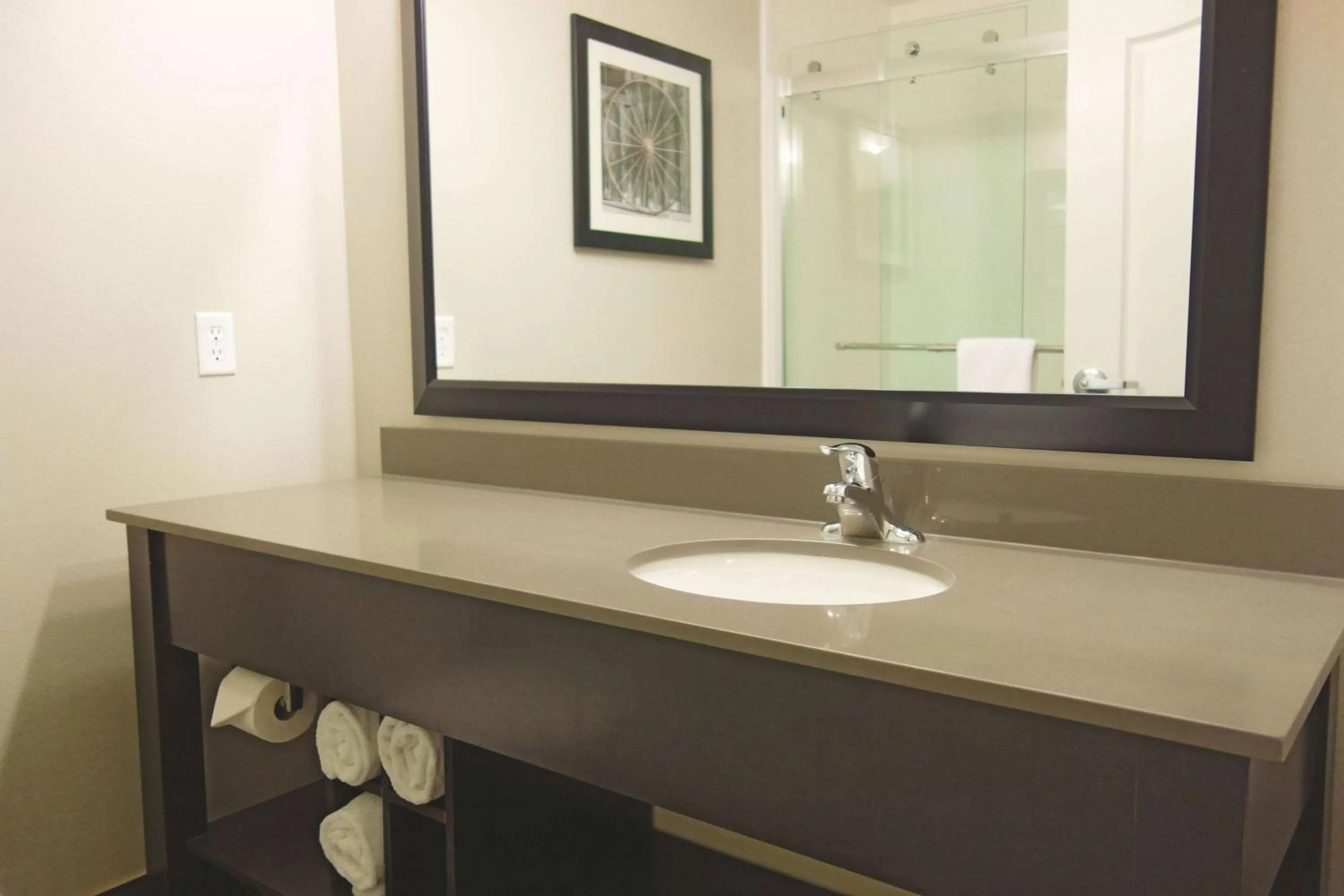 Photo of the whole room in La Quinta by Wyndham Monahans