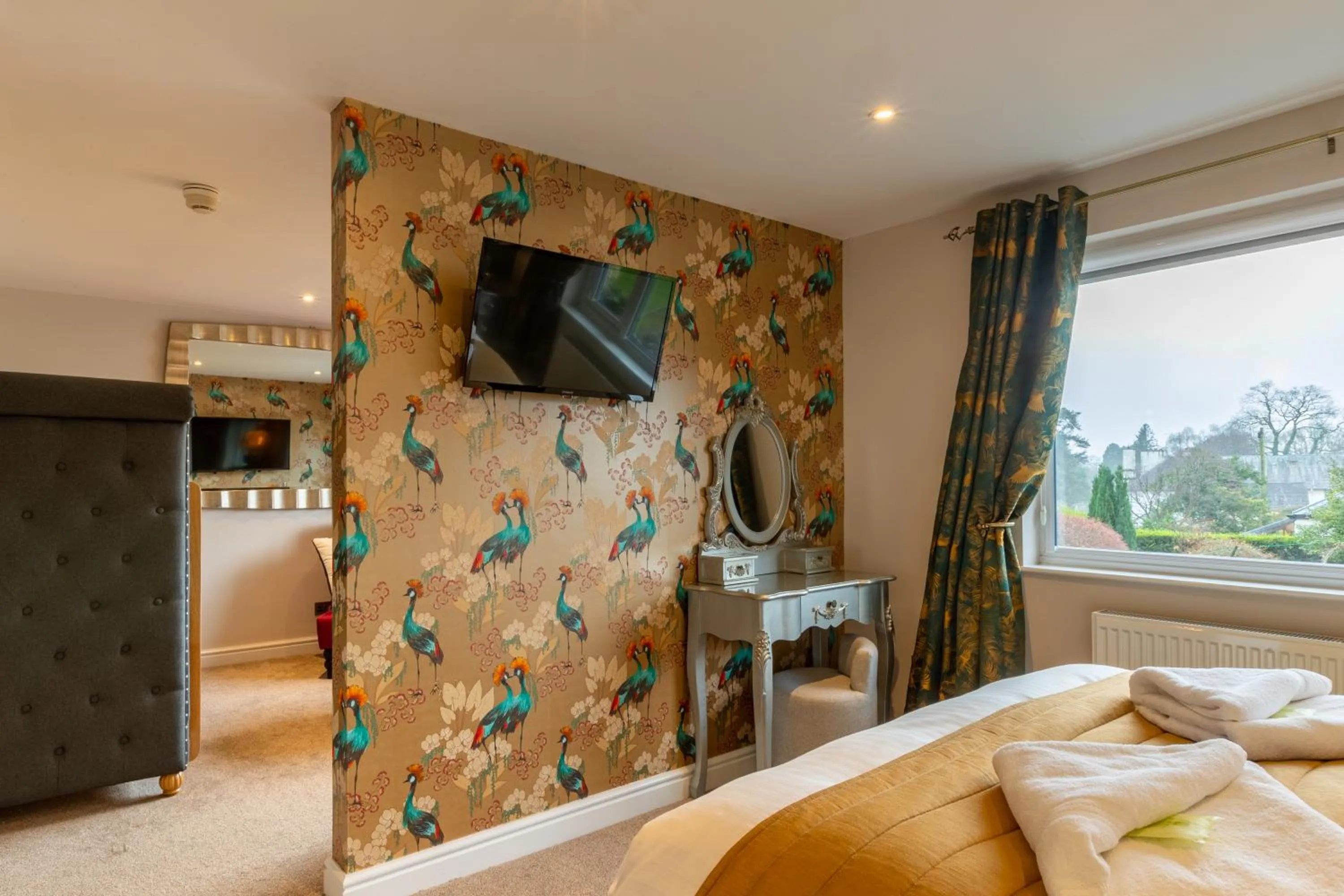 TV and multimedia, Bed in Holly Lodge Guest House with FREE off site health club