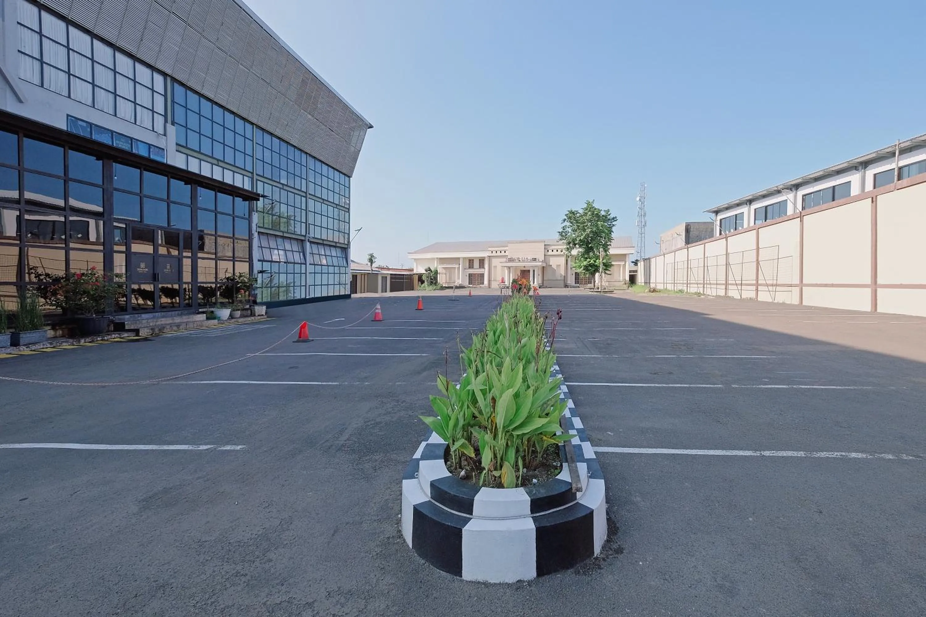 Parking in Premiere Hotel Tegal