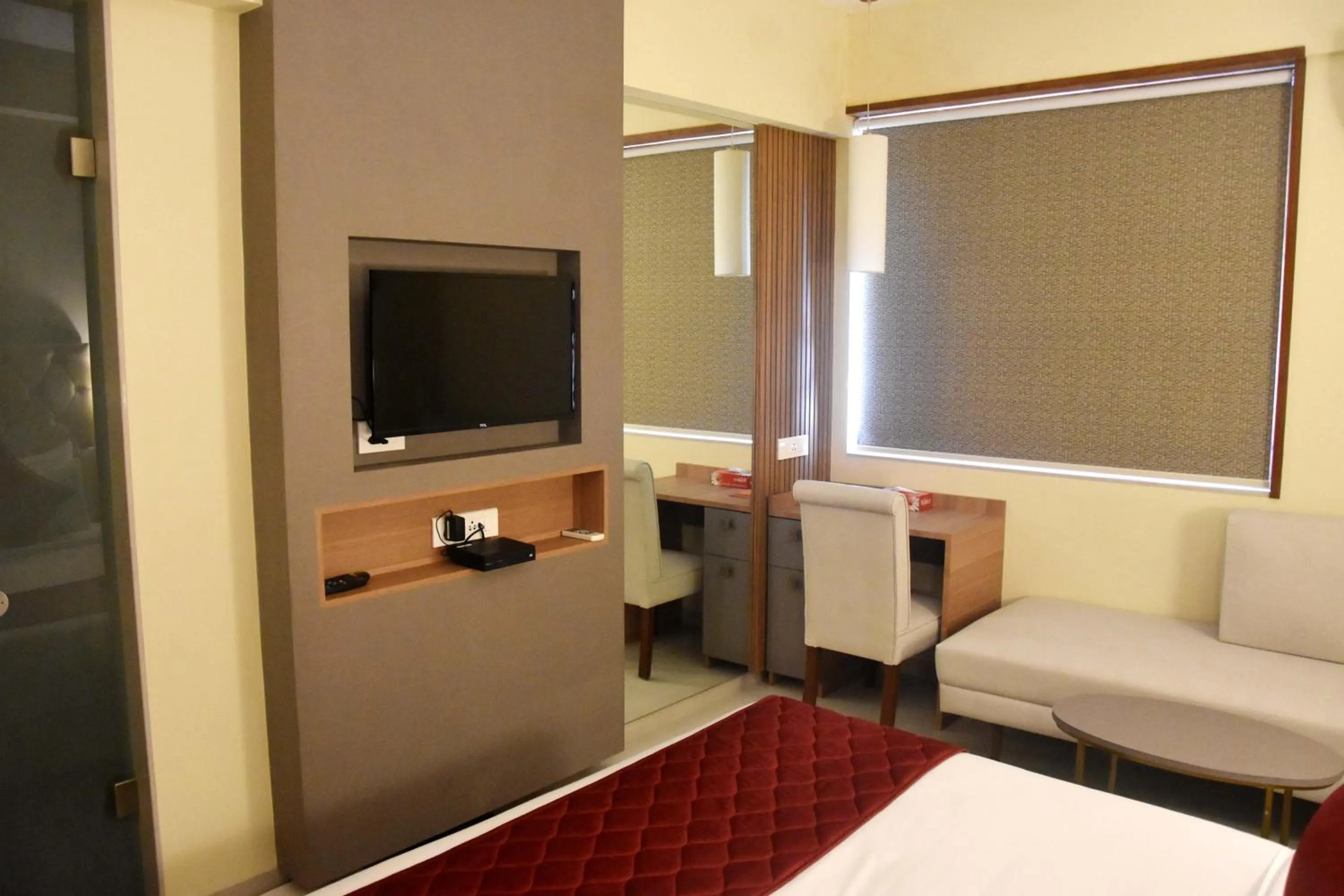 Living room, Bed in Abbott Hotel