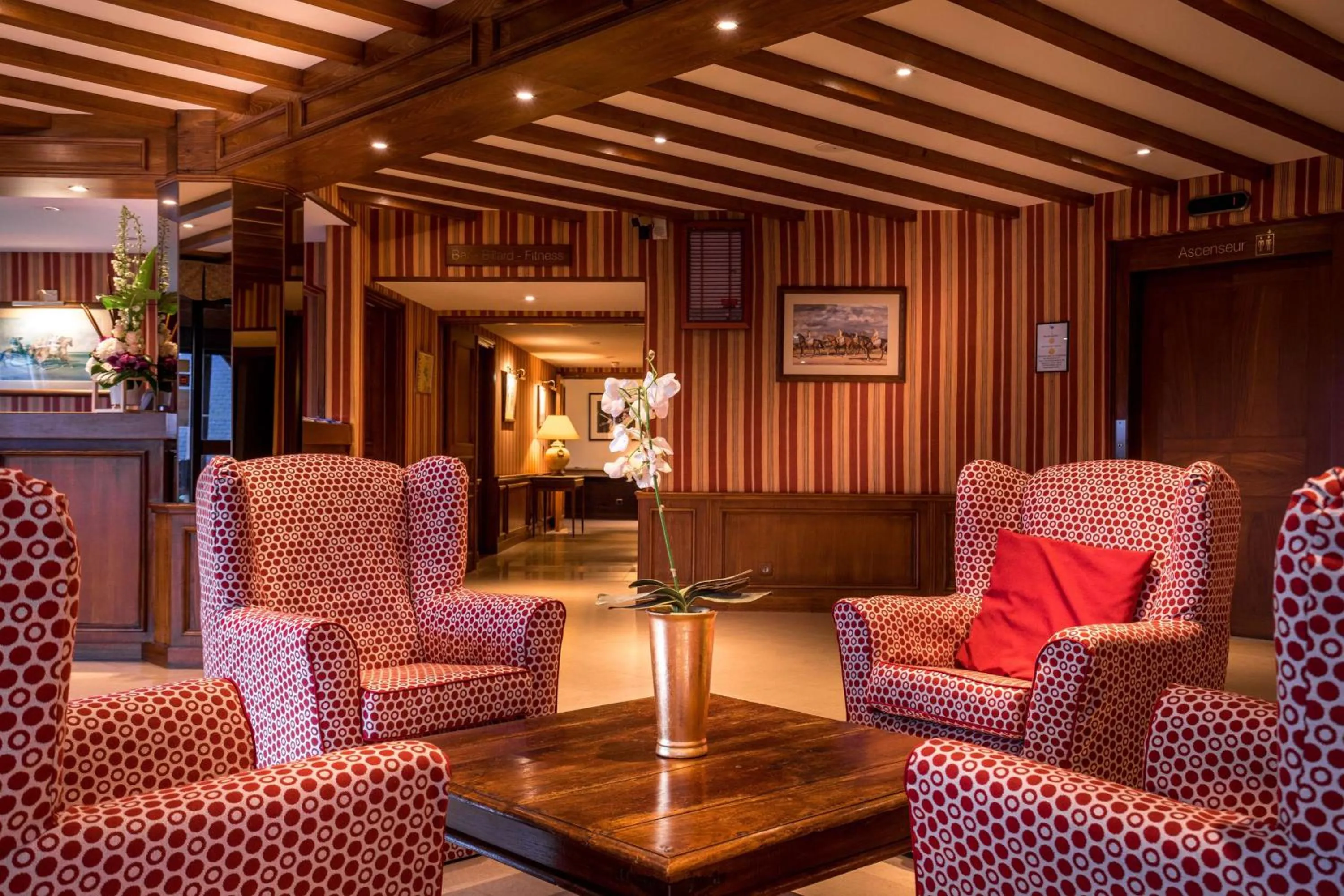 Lobby or reception in Best Western Plus Hostellerie Du Vallon