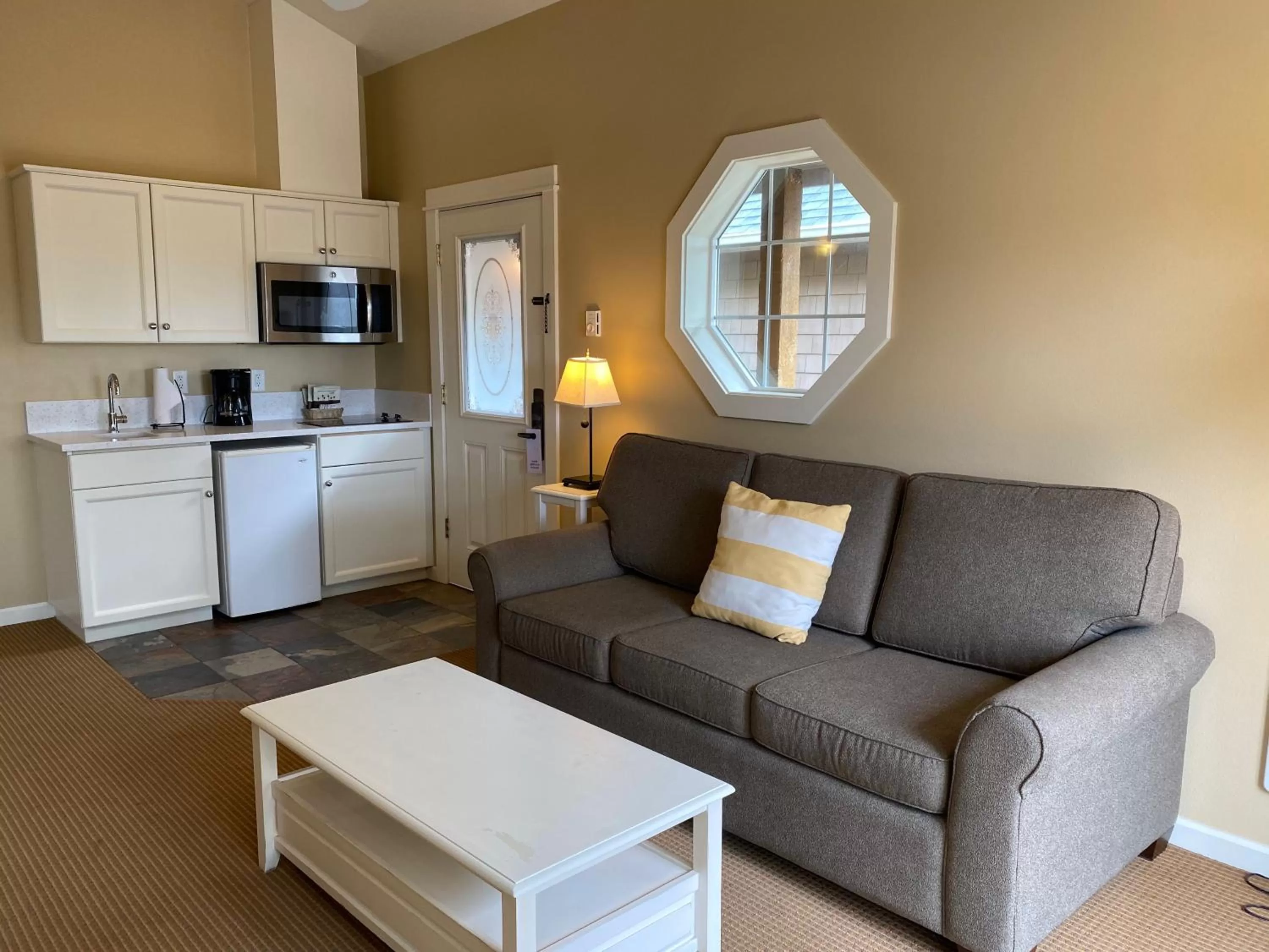 Kitchen or kitchenette, Seating Area in Lighthouse Inn