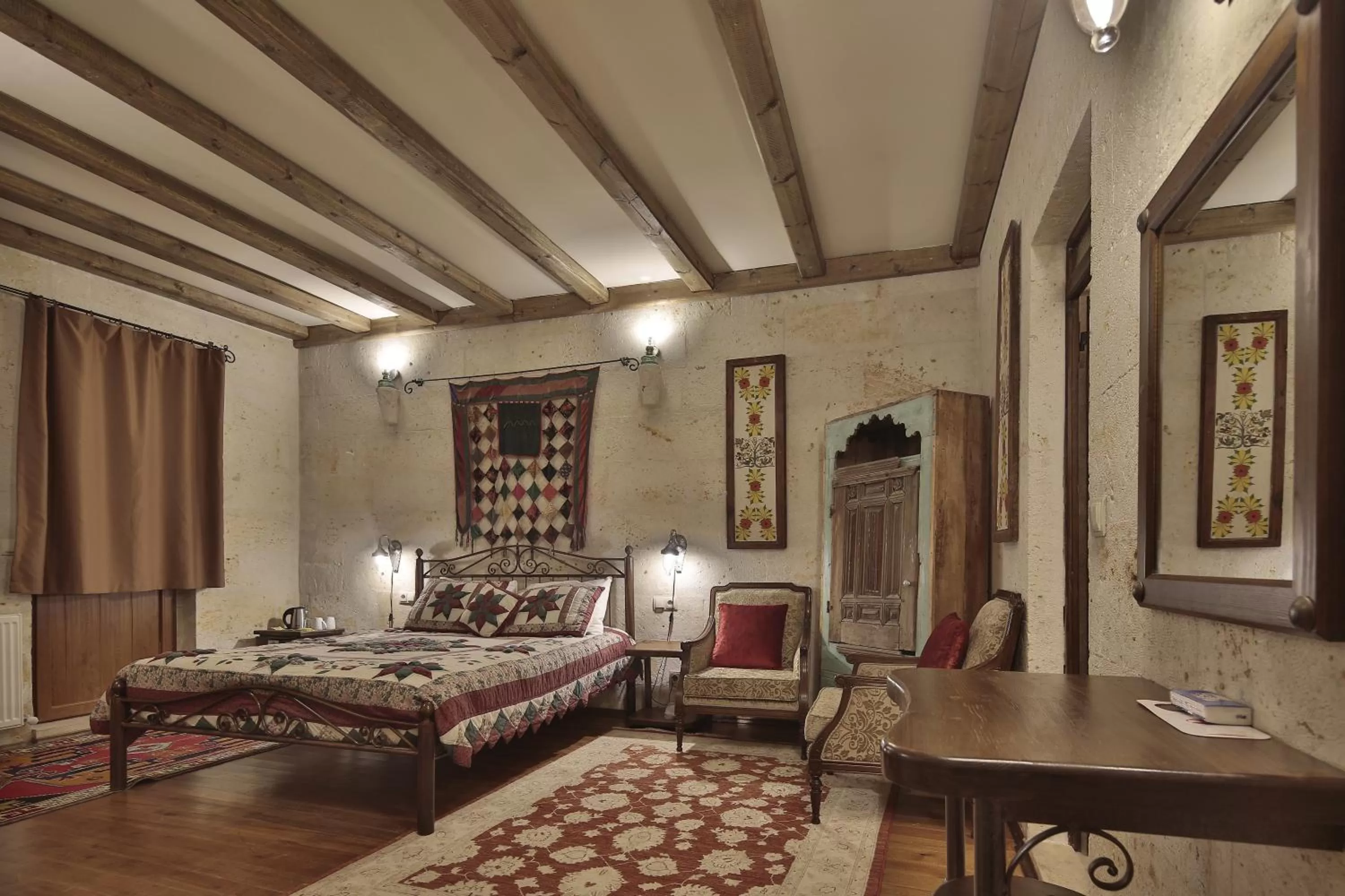 Shower, Seating Area in Vista Cave Hotel