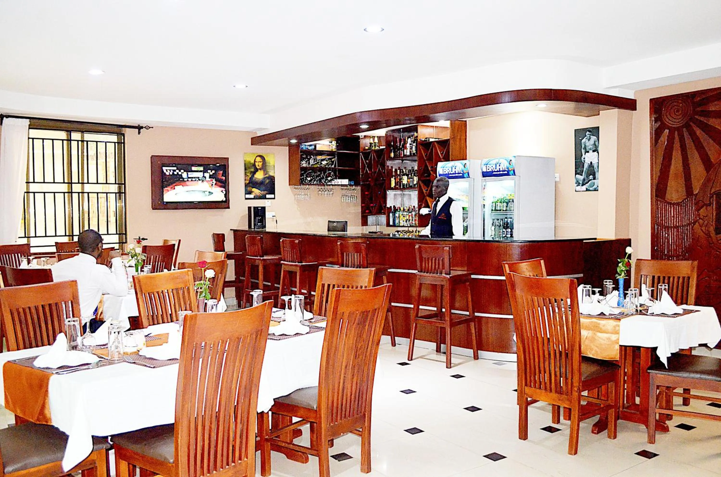 Restaurant/places to eat in Marie's Royale Hotel