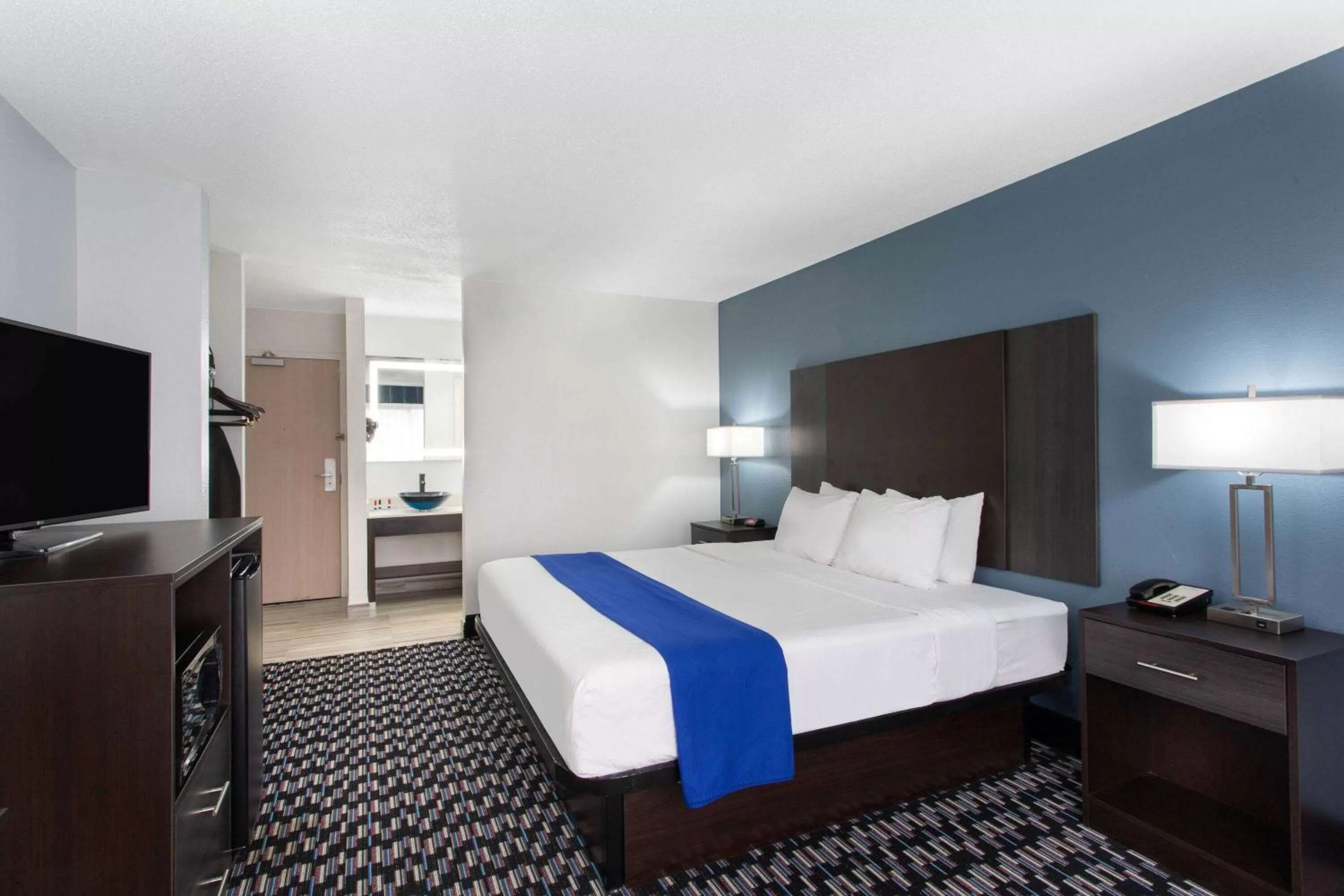 Photo of the whole room in University Inn & Suites