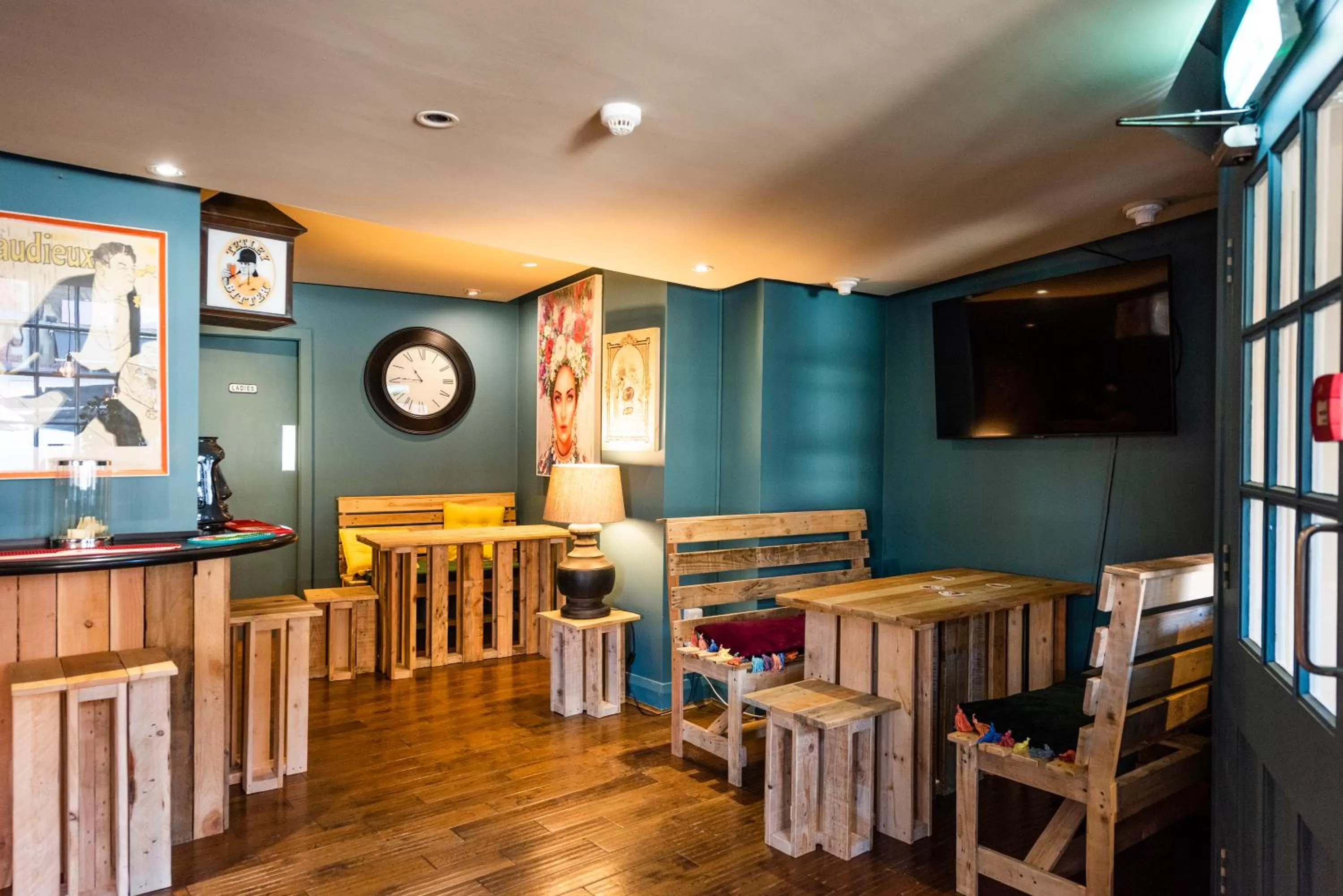 Lounge or bar in The Whipper-In Hotel