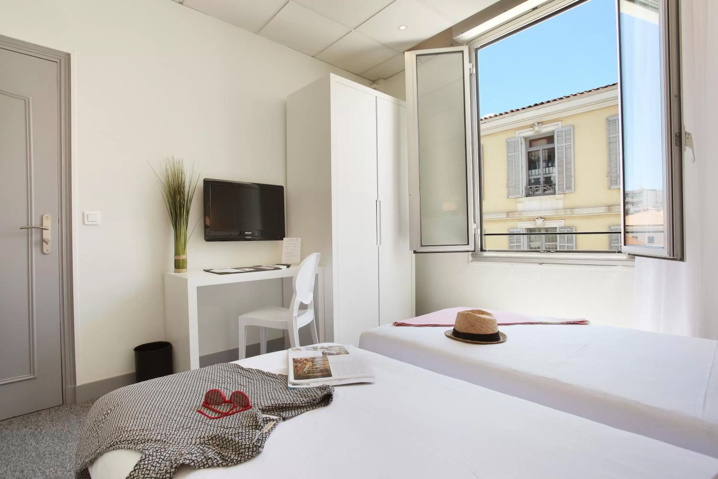 Bedroom, Bed in Hôtel P.L.M.