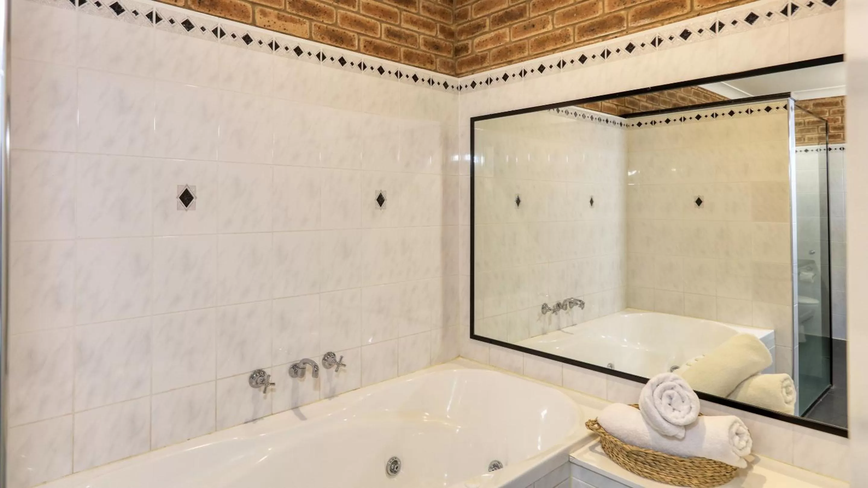 Bathroom in Hamilton Henry Parkes Motor Inn