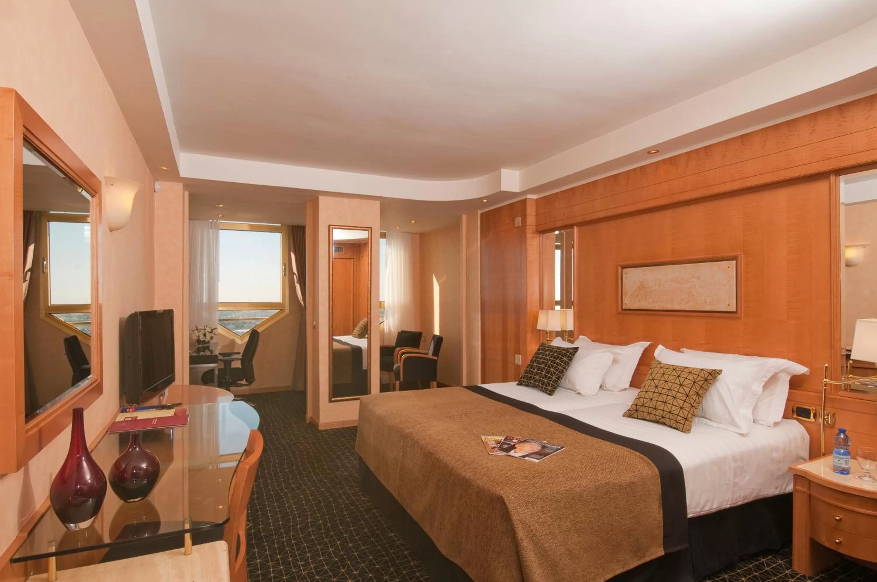 Bedroom, Bed in Leonardo Plaza Hotel Jerusalem