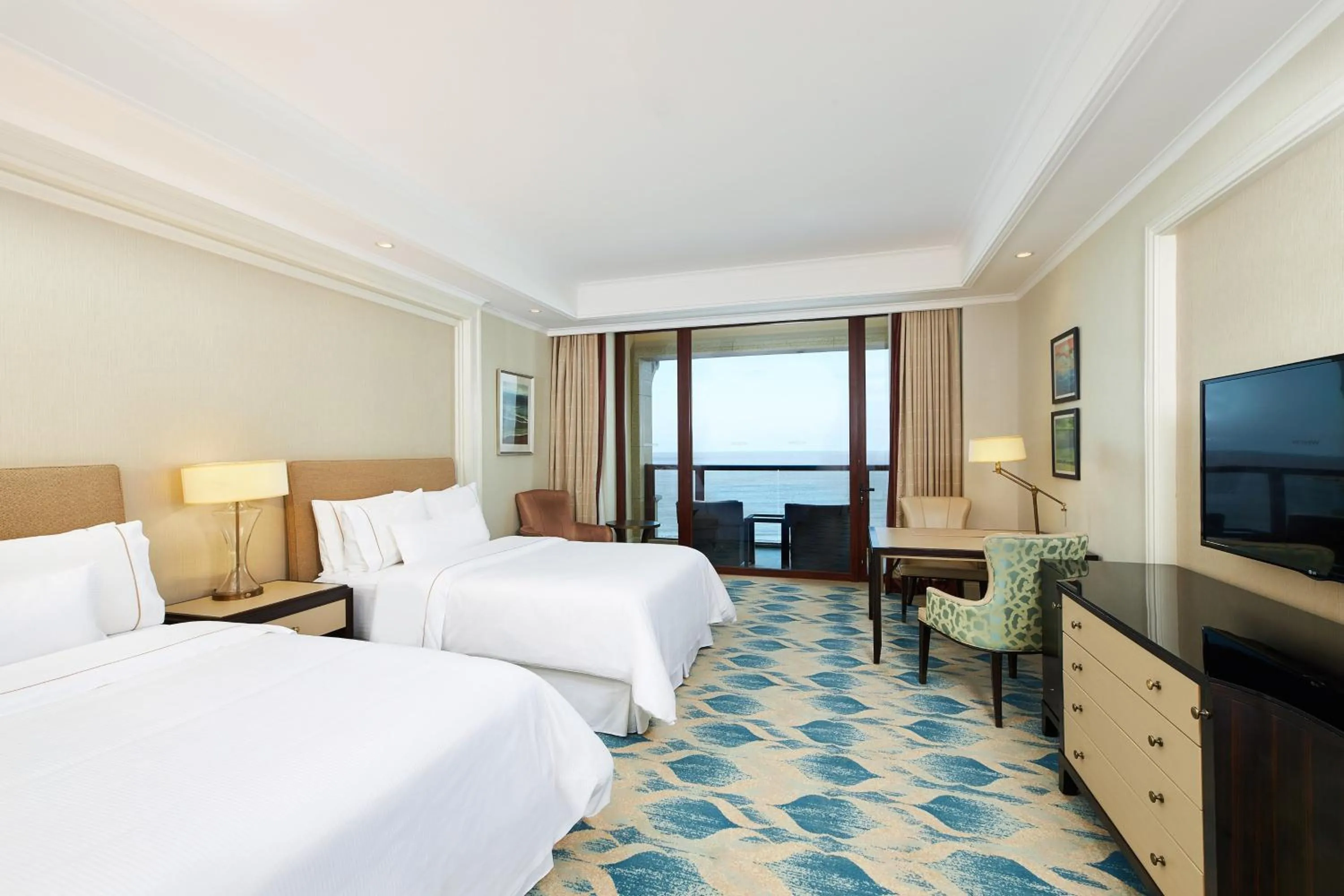 Photo of the whole room, Bed in The Westin Zhujiajian Resort, Zhoushan