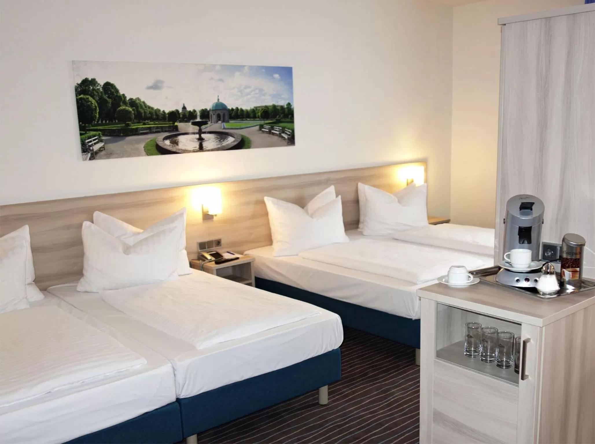 Photo of the whole room, Bed in AMBER ECONTEL