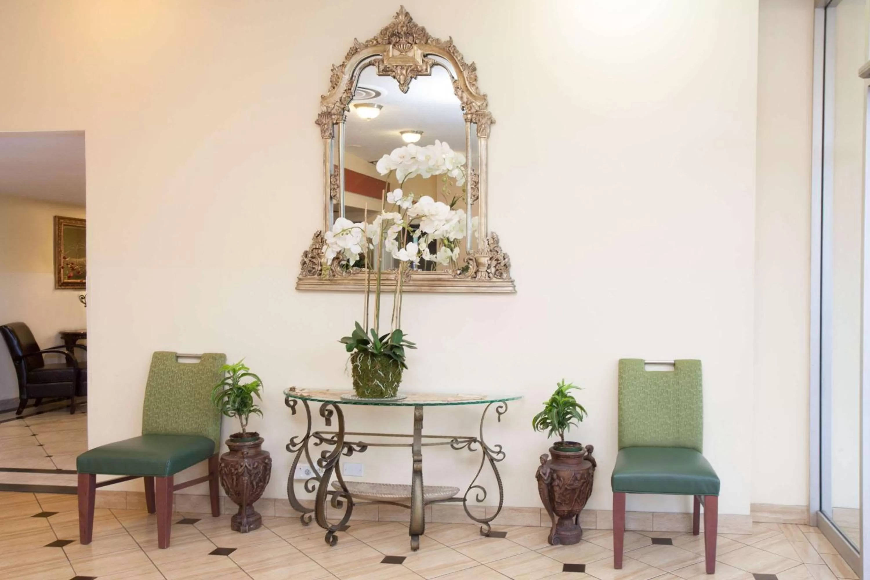 Seating area in Super 8 by Wyndham Chicago Northlake O'Hare South