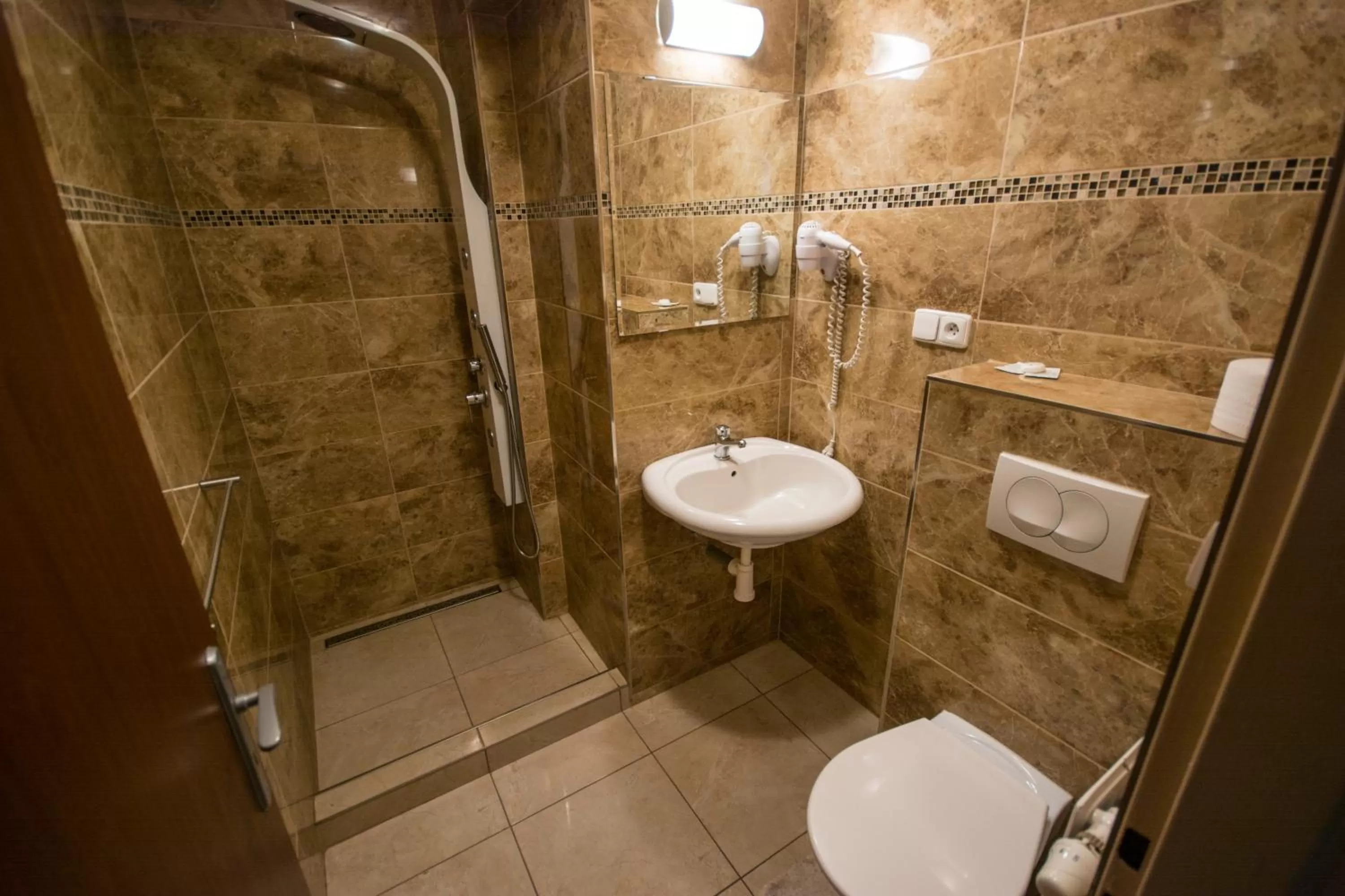 Shower, Bathroom in Hotel Taurus