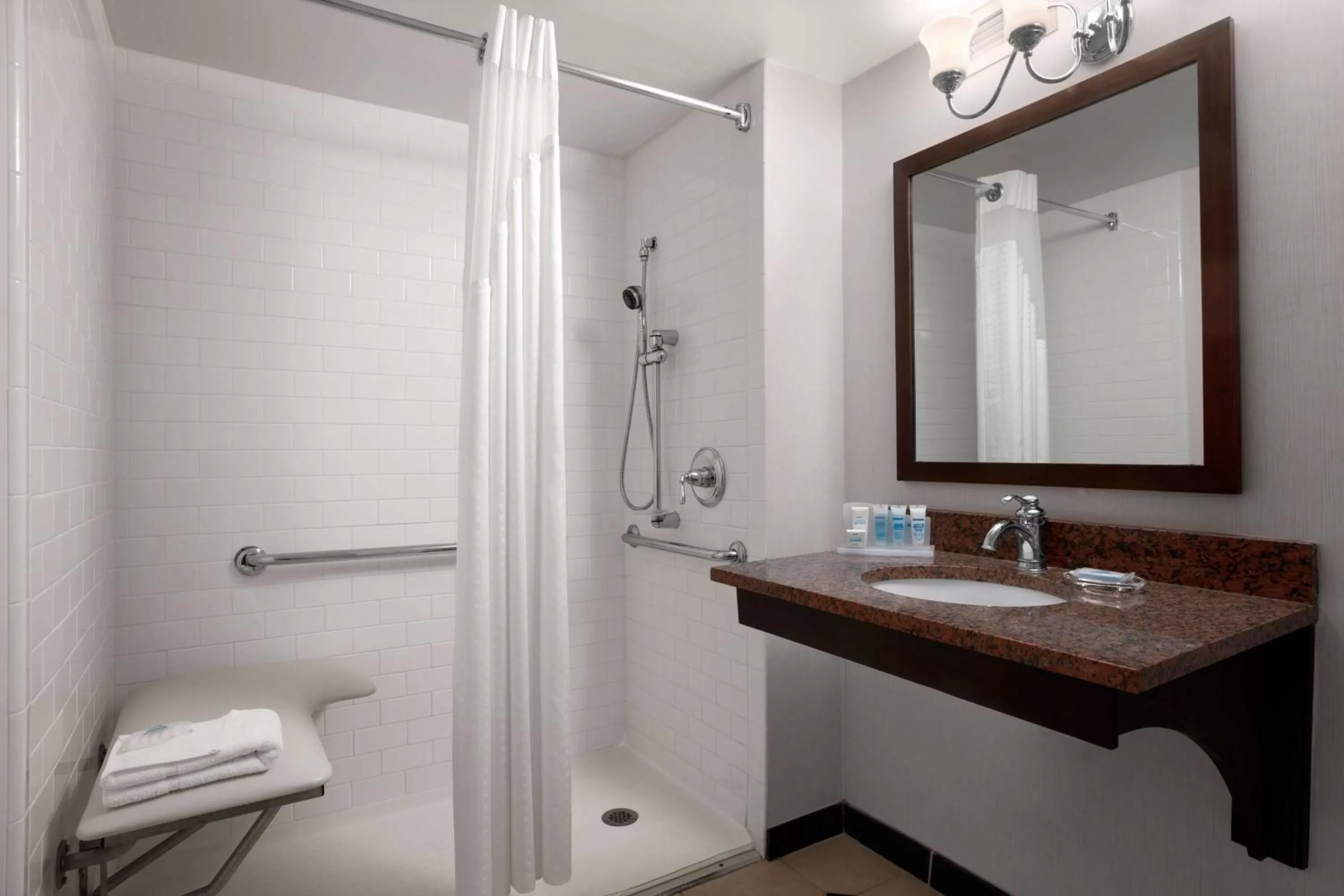 Bathroom in Wyndham Philadelphia-Historic District