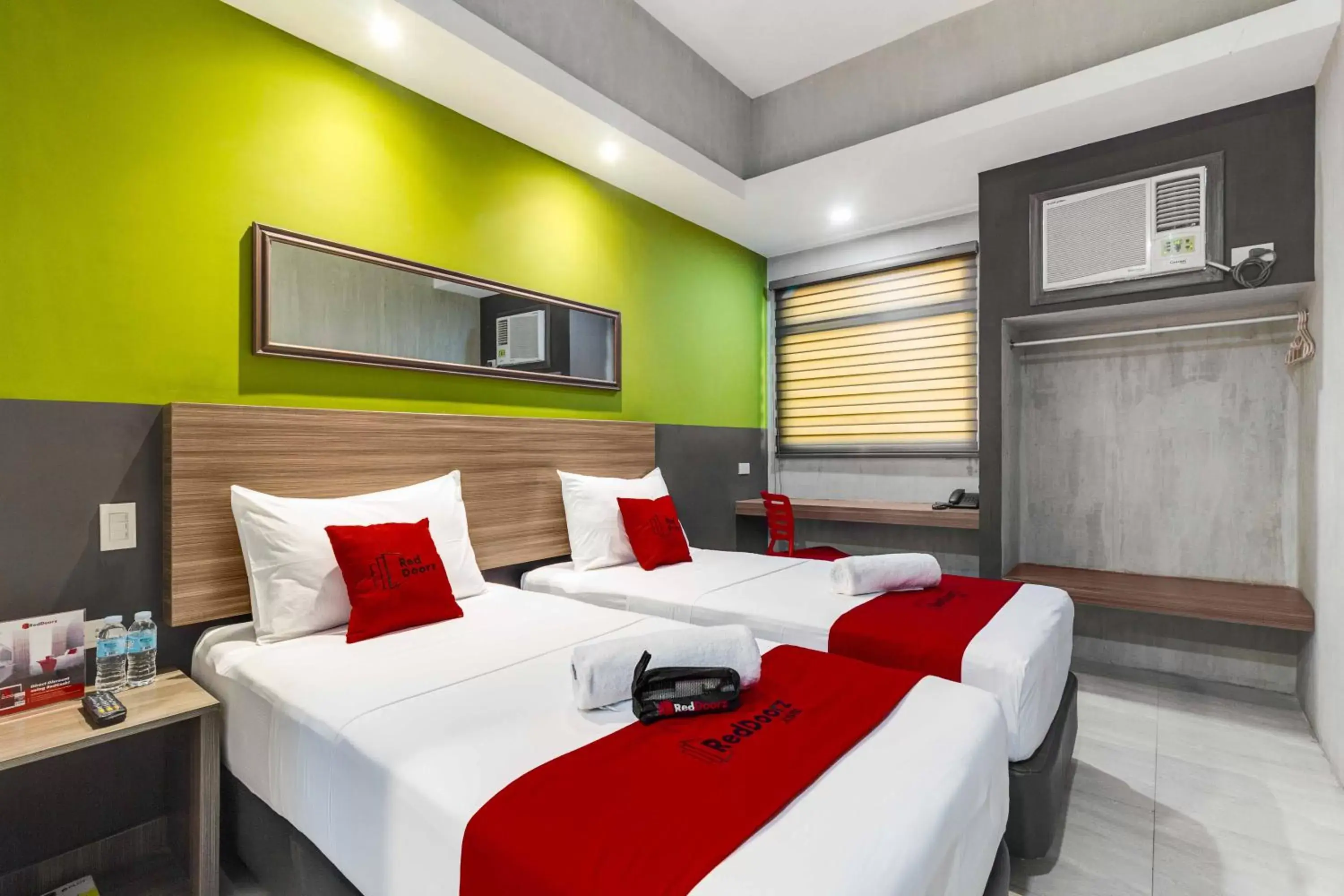 Twin Room in RedDoorz Plus @ Jones Avenue Cebu Twin Room in RedDoorz Plus @ Jones Avenue Cebu