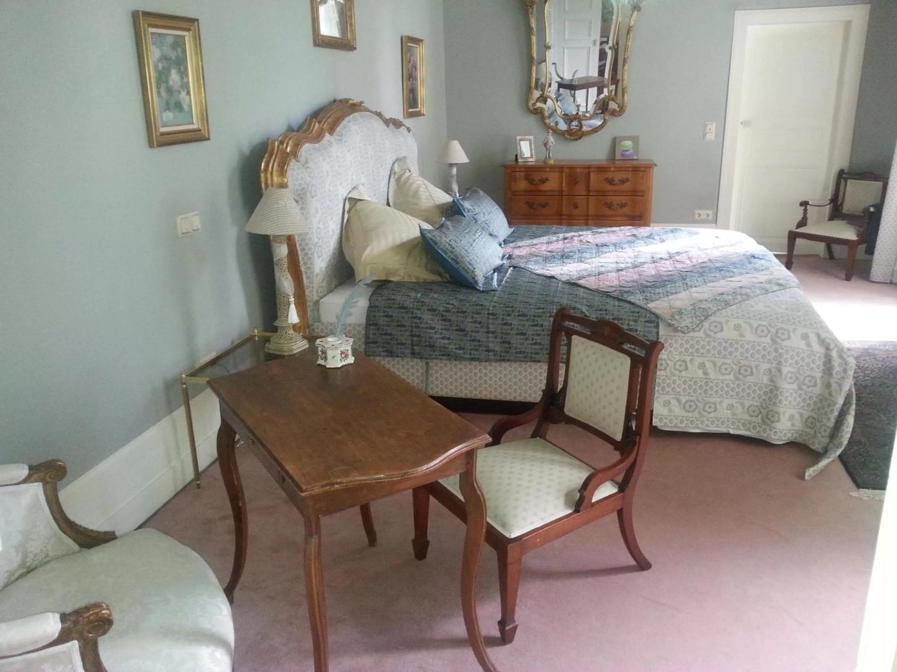 Bed in Château Mesny