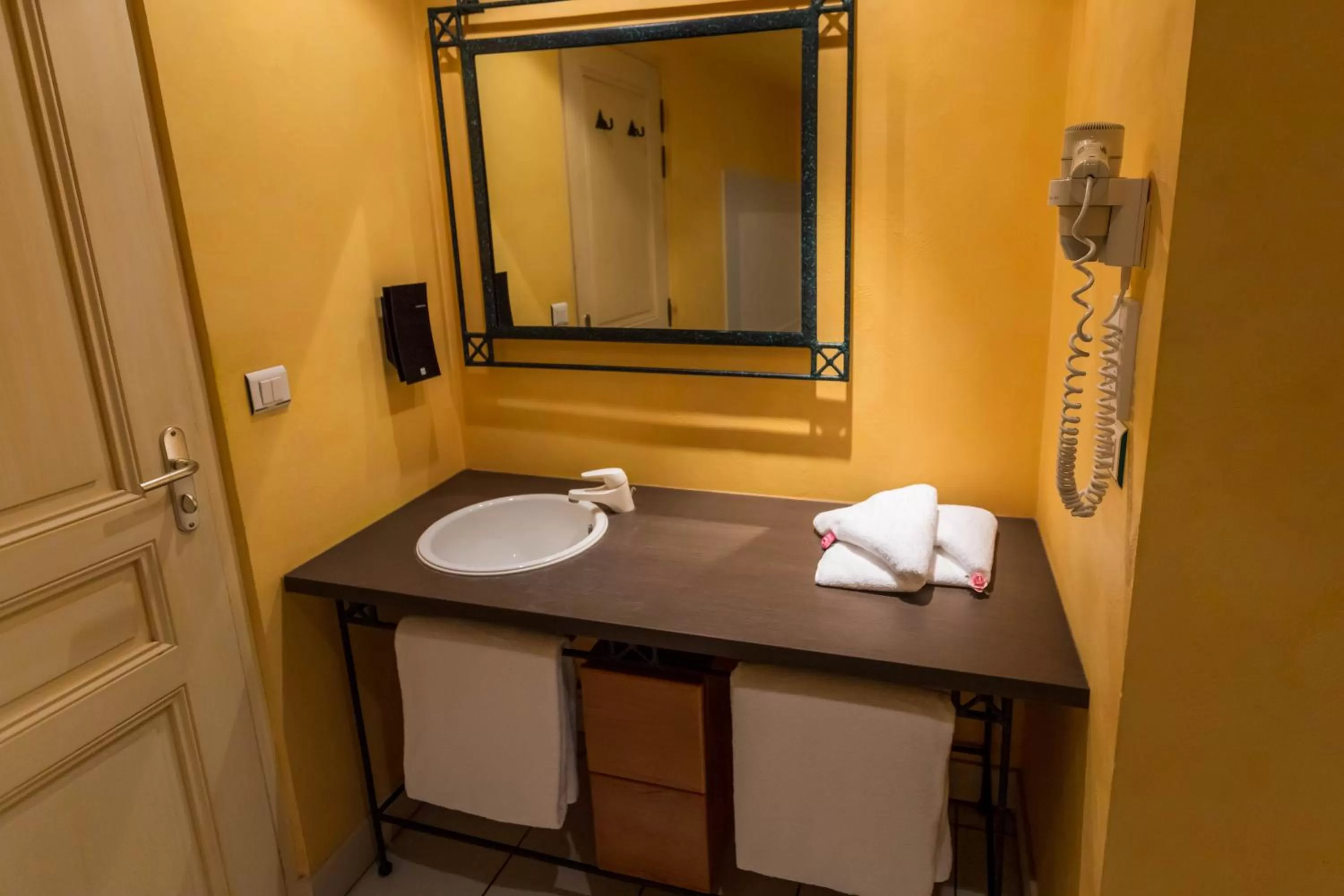 Bathroom in CÔTE GARONNE le BALCON DES DAMES -hôtel et restaurant- Tonneins Fauillet Marmande - vue panoramique bord de Garonne chambres climatisées