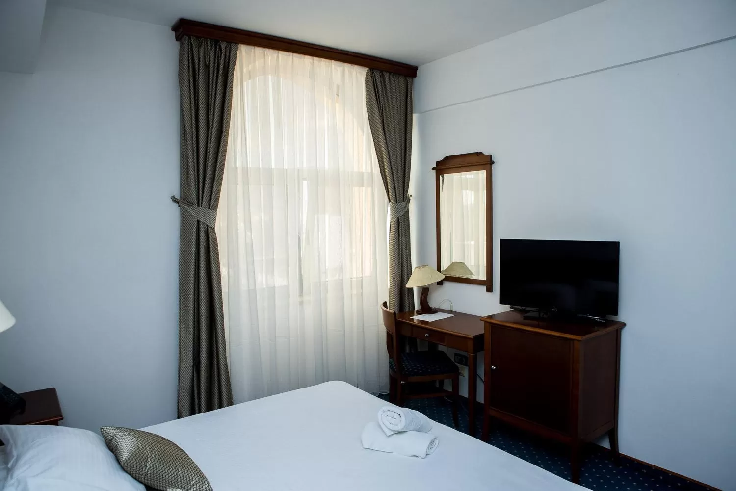 Communal lounge/ TV room, Bed in Hotel Hum