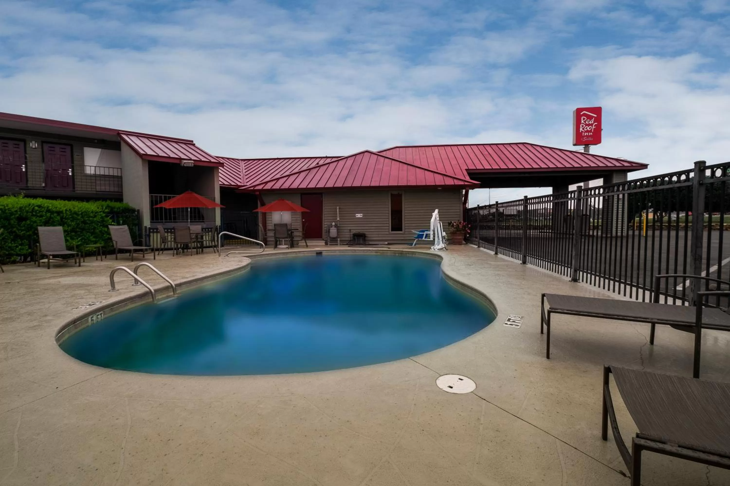 Swimming pool in Red Roof Inn Dothan