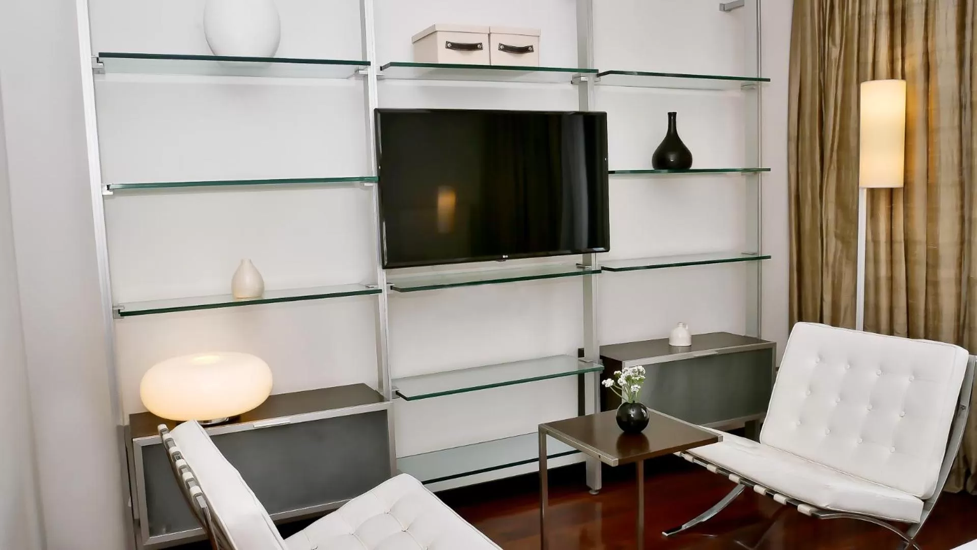 TV and multimedia in 725 Continental Hotel