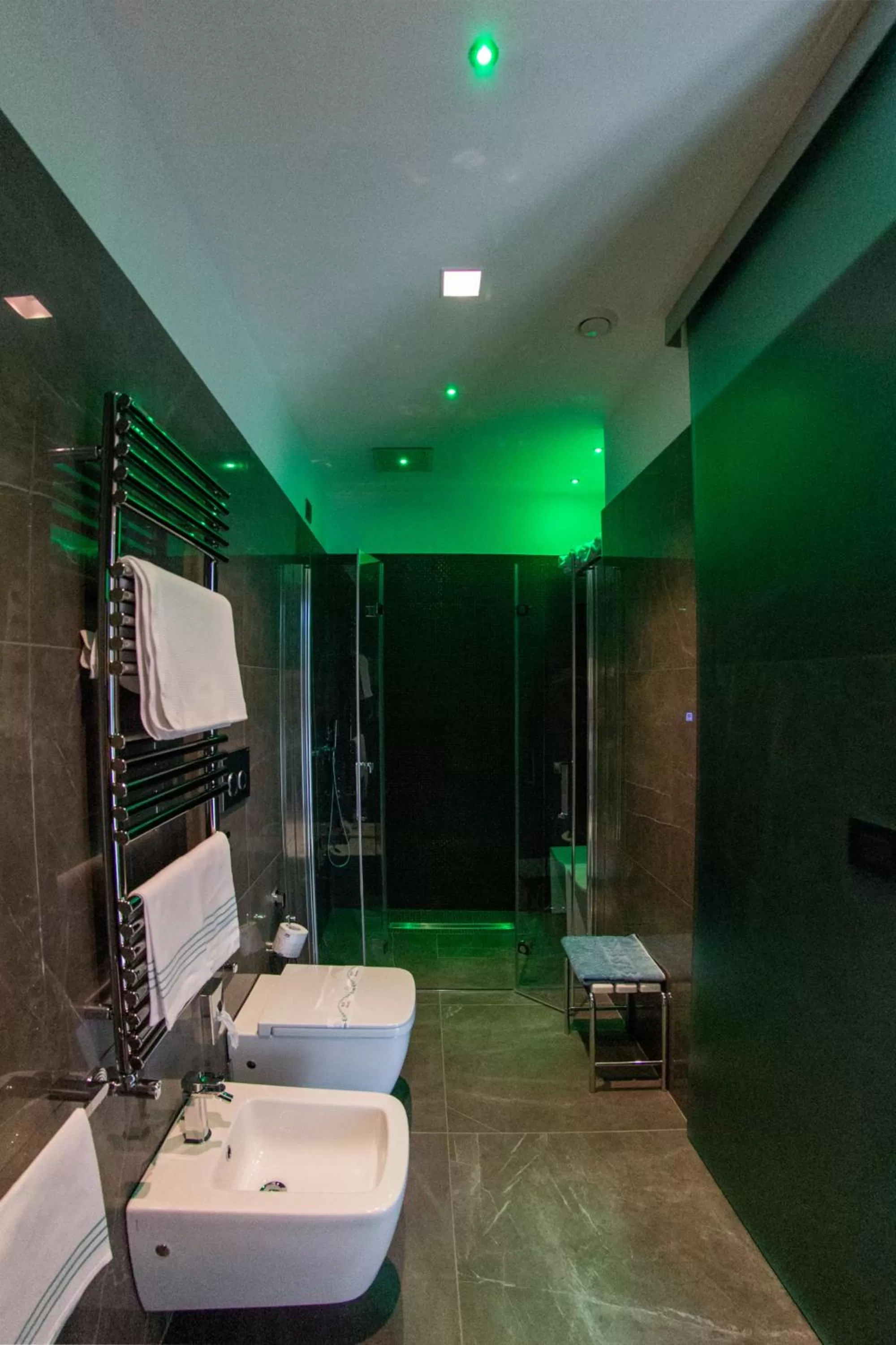 Shower in Hotel Forum