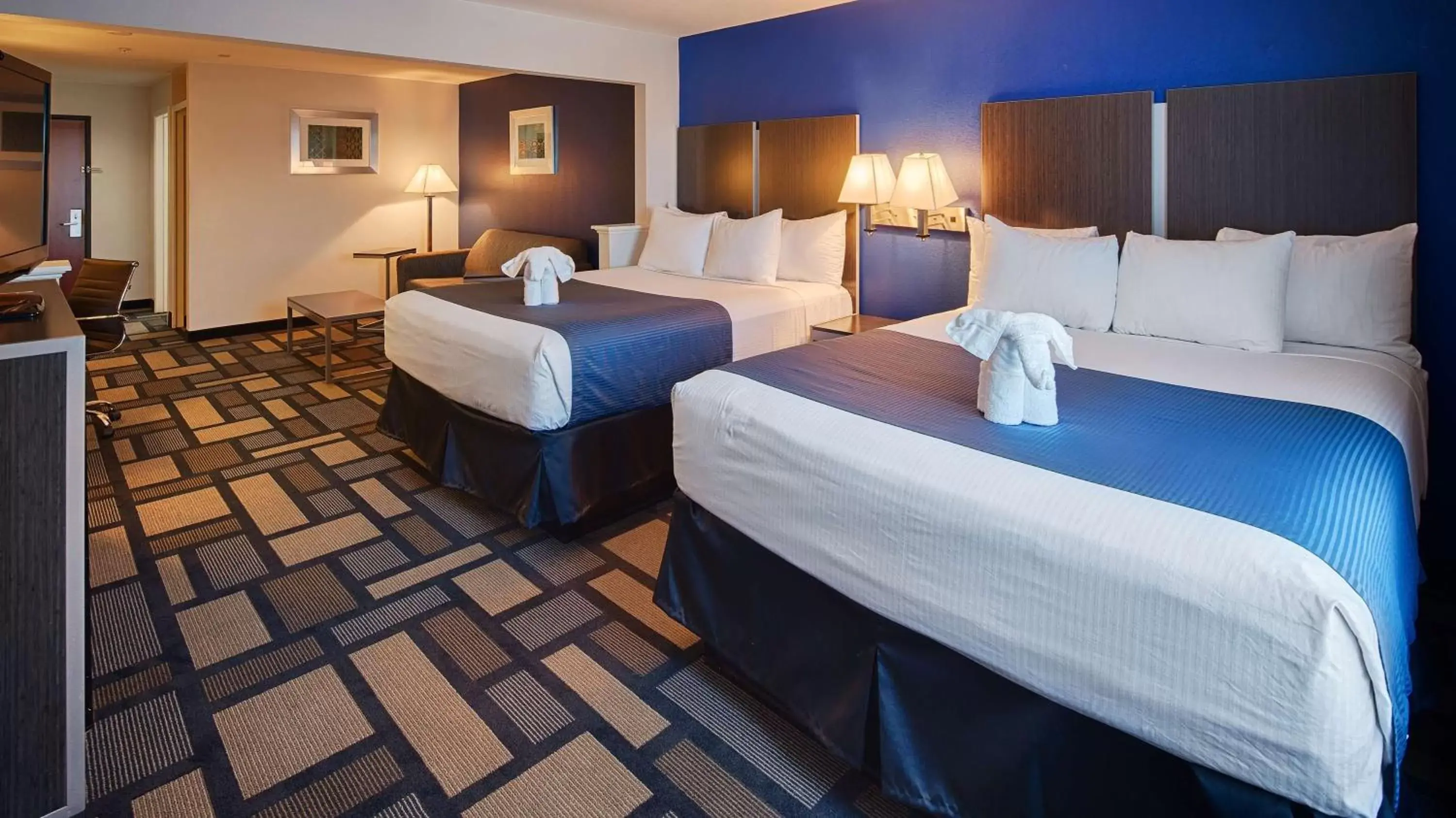 Queen Suite with Bath Tub and Sofa Bed - Mobility Accessible/Non-Smoking in Best Western Galleria Inn & Suites Queen Suite with Bath Tub and Sofa Bed - Mobility Accessible/Non-Smoking in Best Western Galleria Inn & Suites