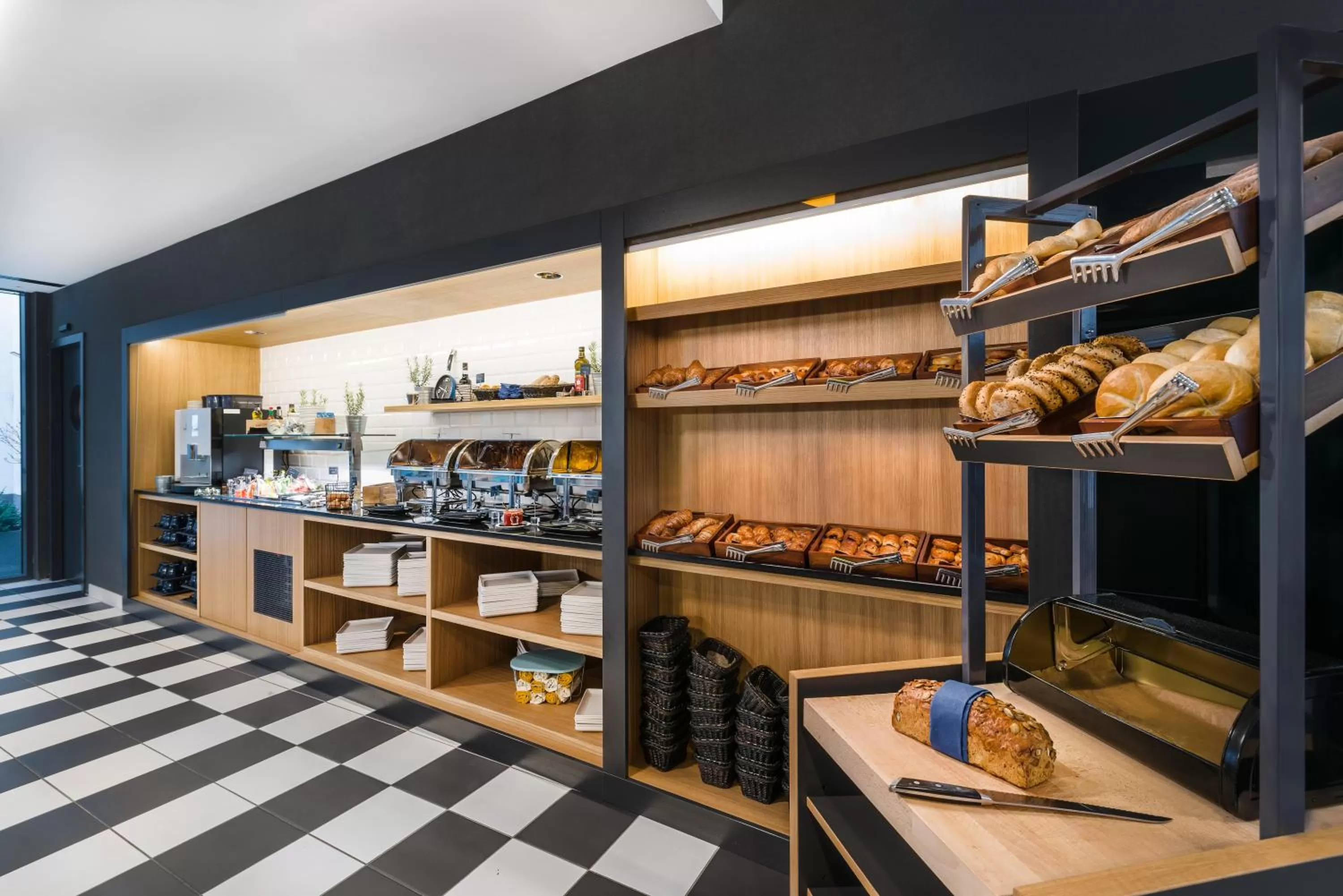 Restaurant/places to eat in D8 Hotel